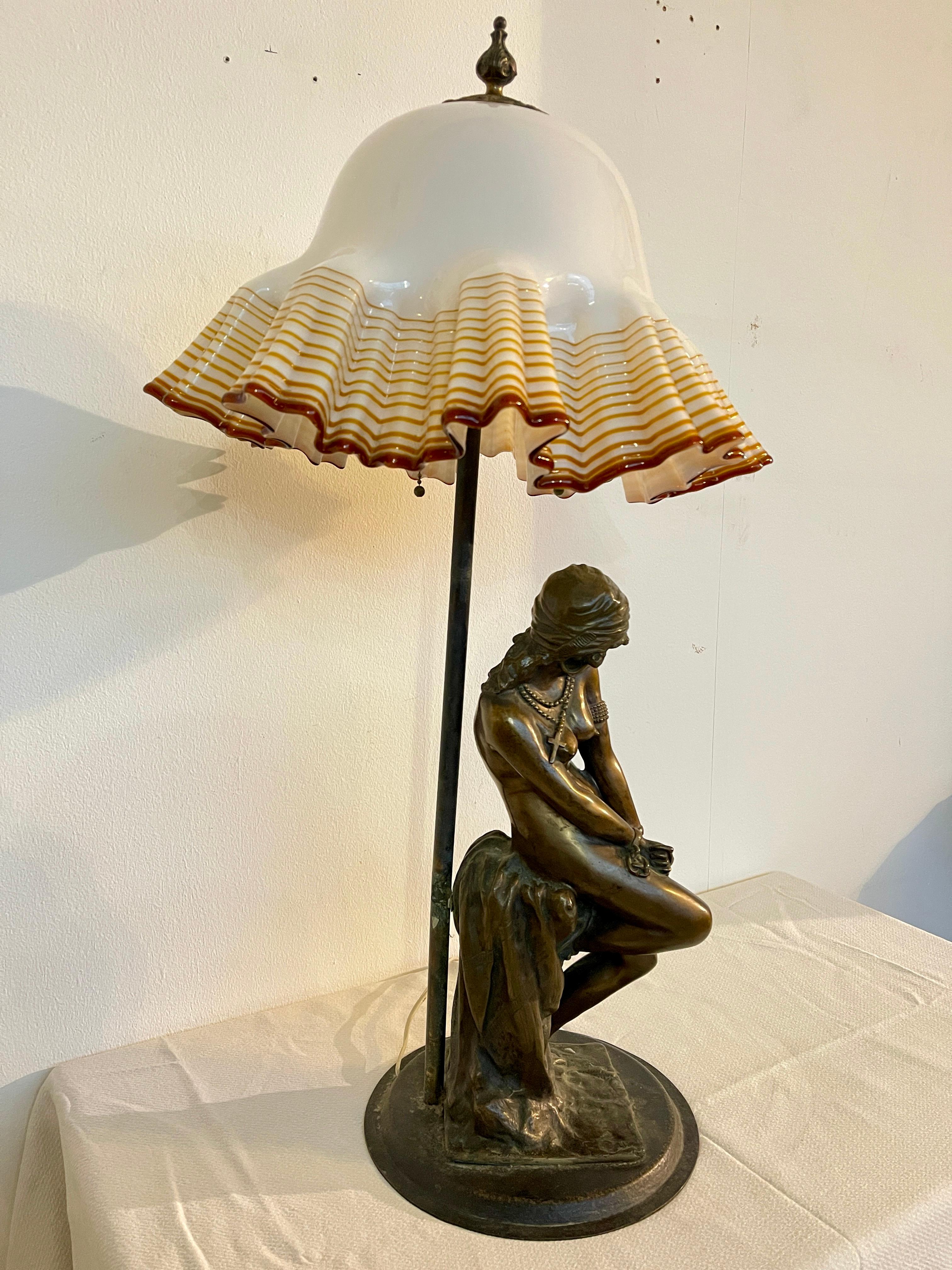 Lampe figurative en bronze et verre de Murano Art nouveau 20e siècle en vente 9