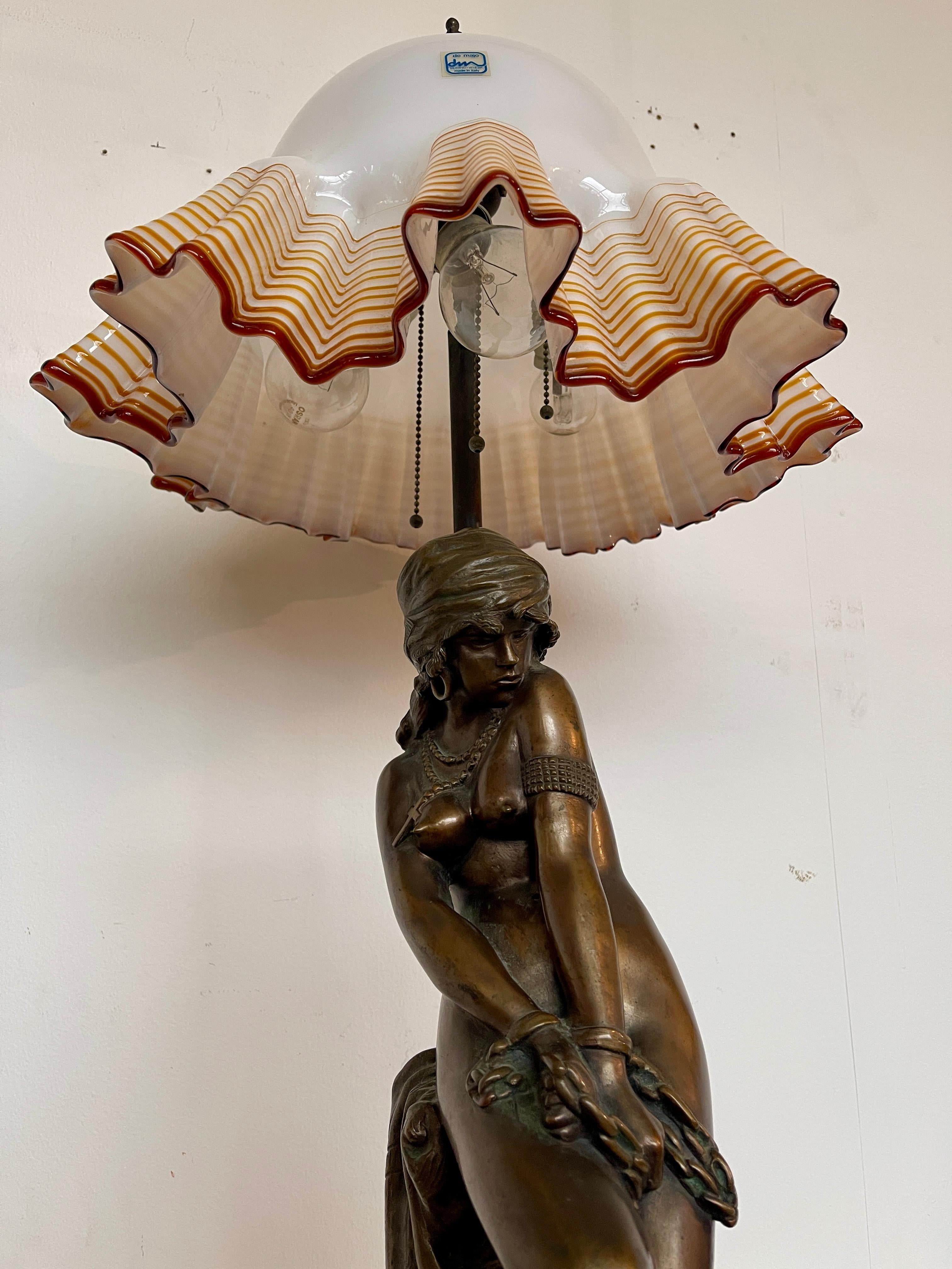 Autre Lampe figurative en bronze et verre de Murano Art nouveau 20e siècle en vente