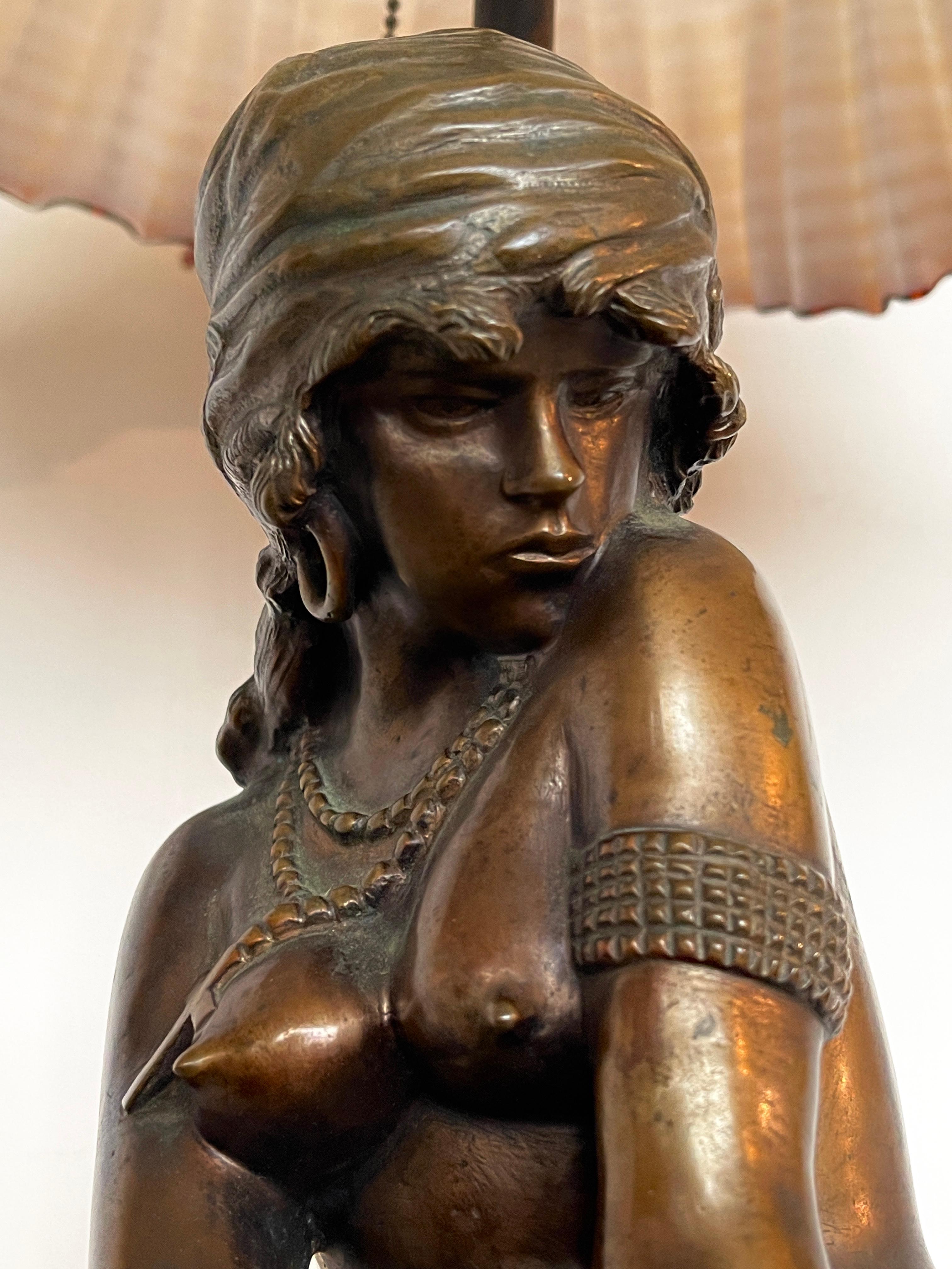 French Lampe figurative en bronze et verre de Murano Art nouveau 20e siècle en vente