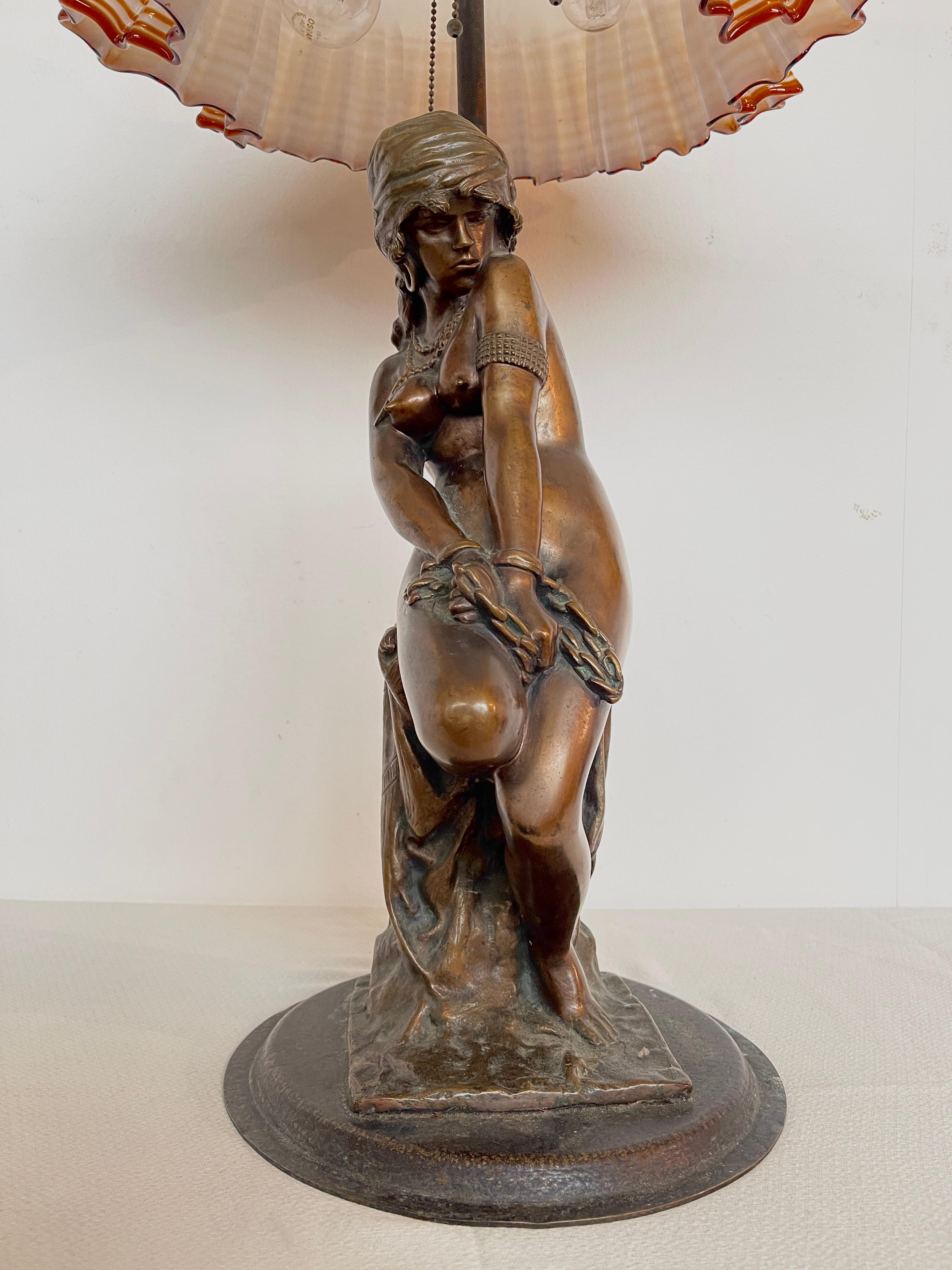 Autre Lampe figurative en bronze et verre de Murano Art nouveau 20e siècle en vente