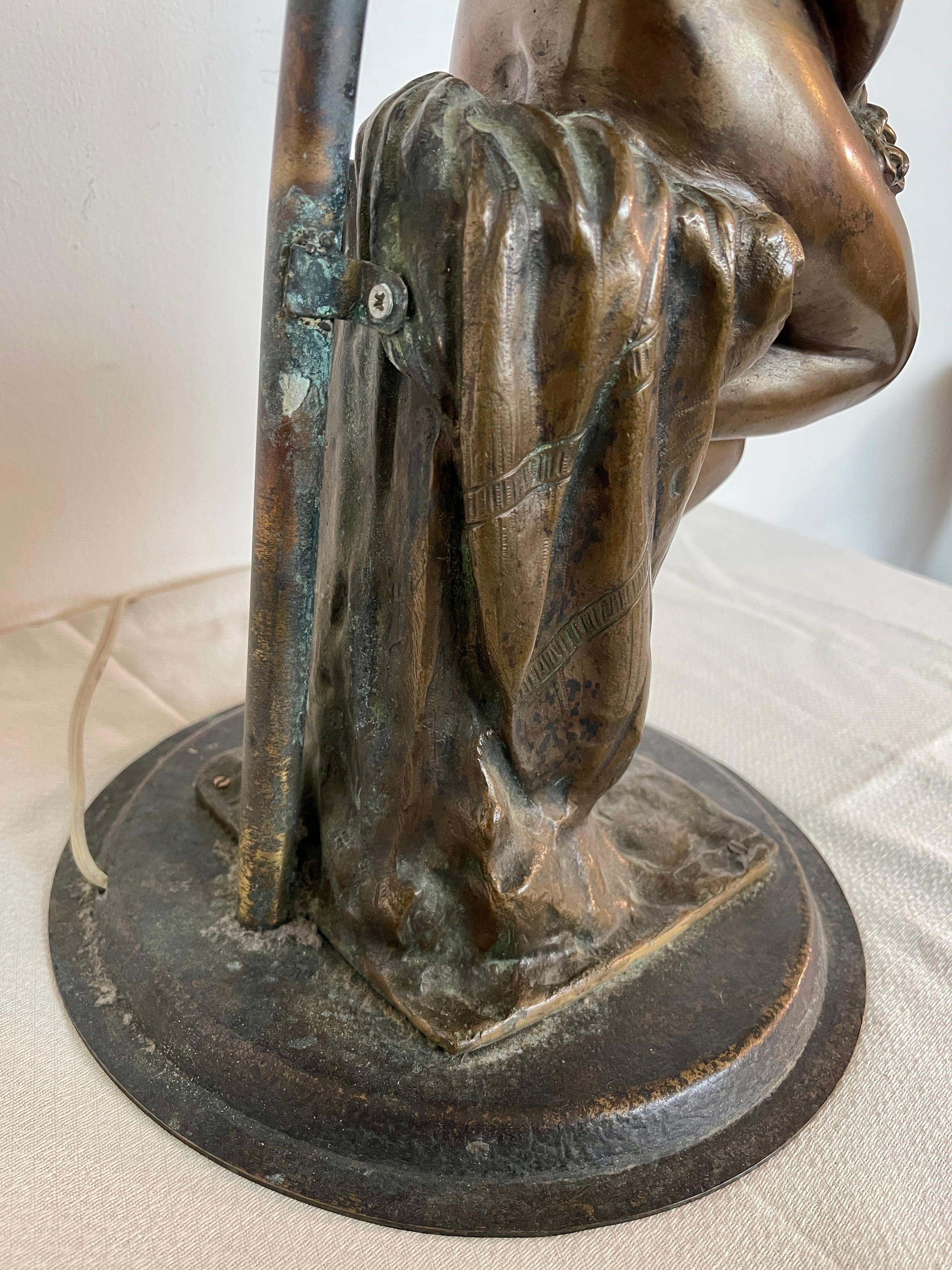 Lampe figurative en bronze et verre de Murano Art nouveau 20e siècle Bon état - En vente à Cantù, IT