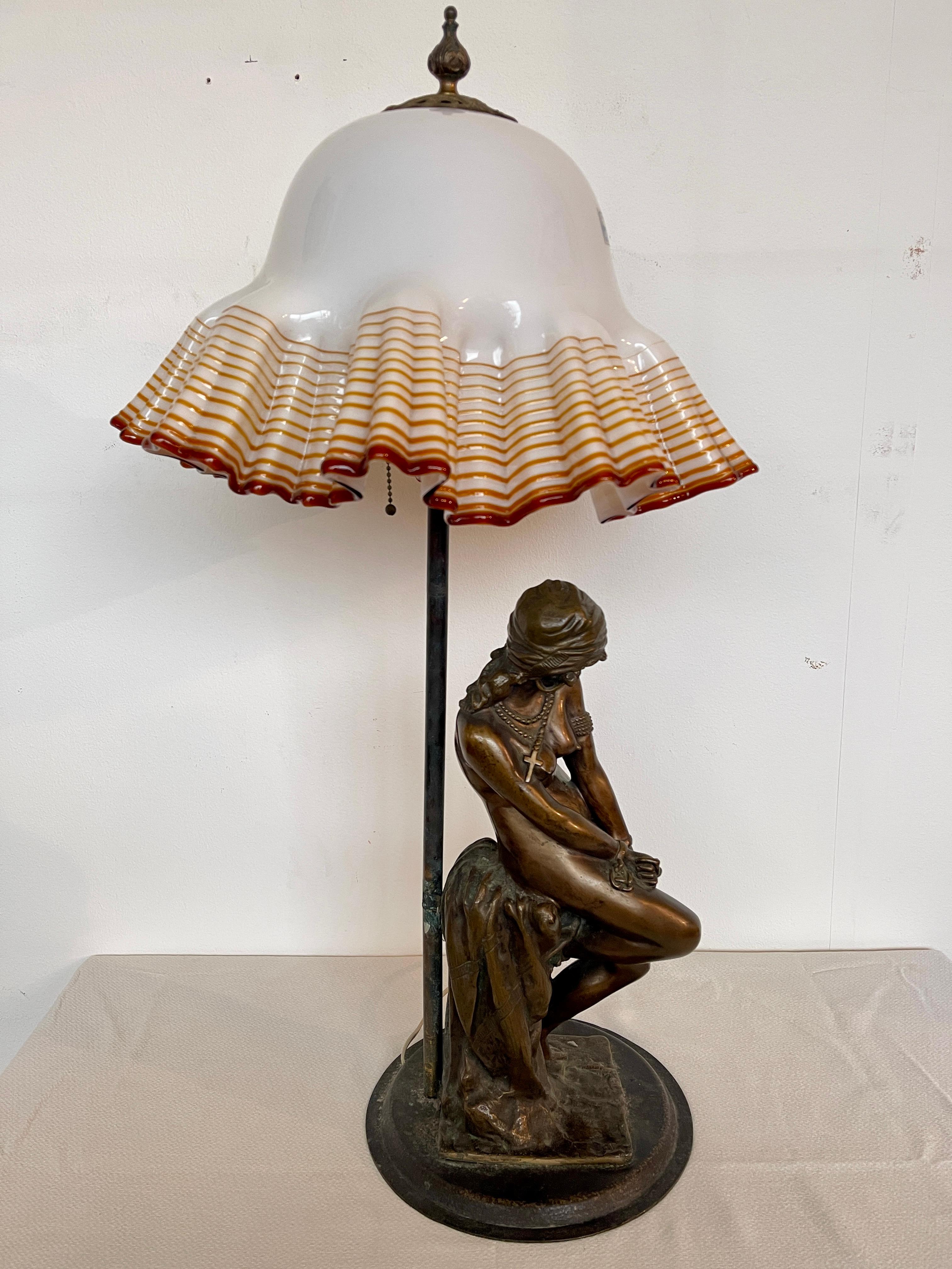 20th Century Lampe figurative en bronze et verre de Murano Art nouveau 20e siècle en vente