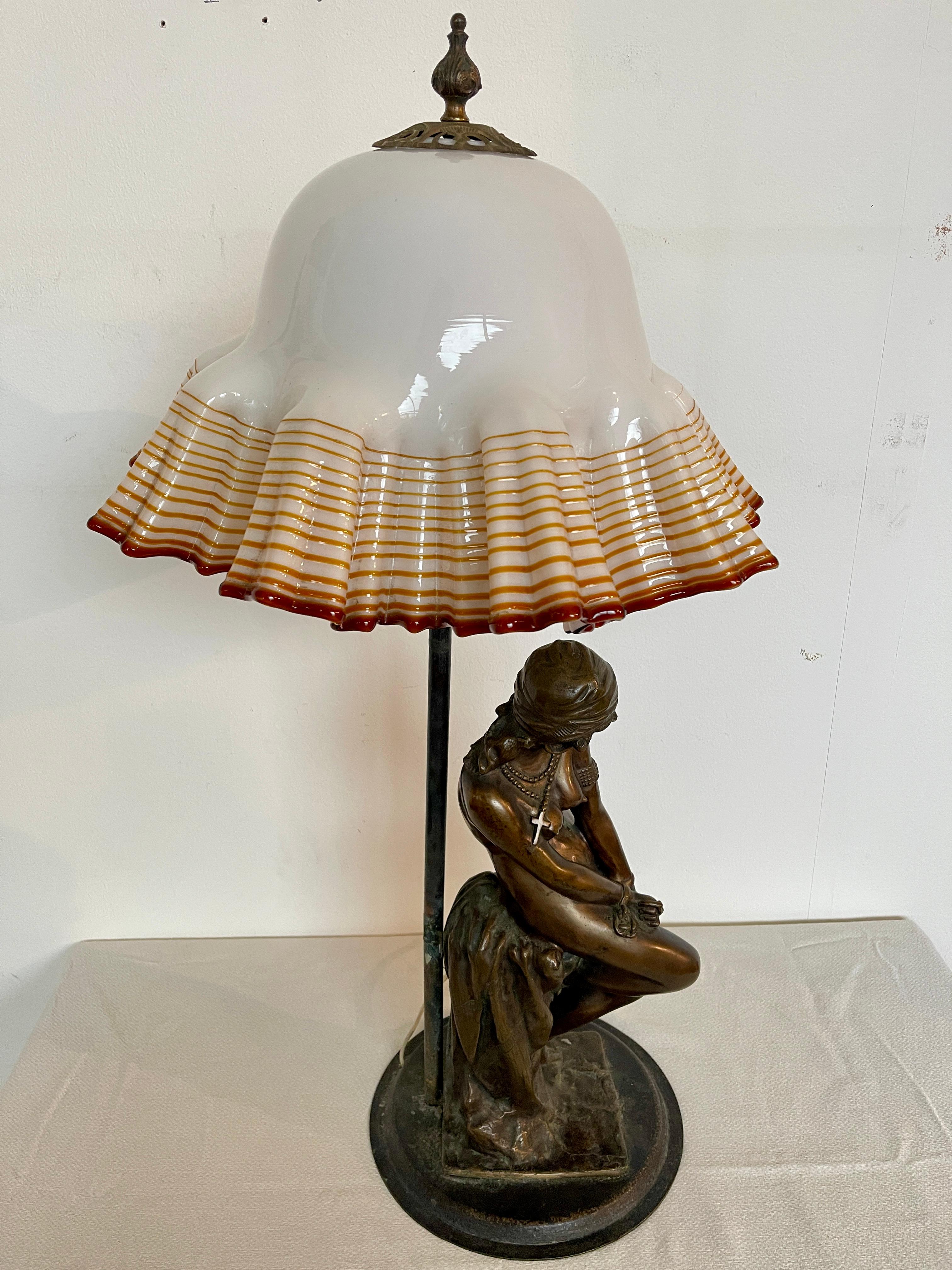 Bronze Lampe figurative en bronze et verre de Murano Art nouveau 20e siècle en vente