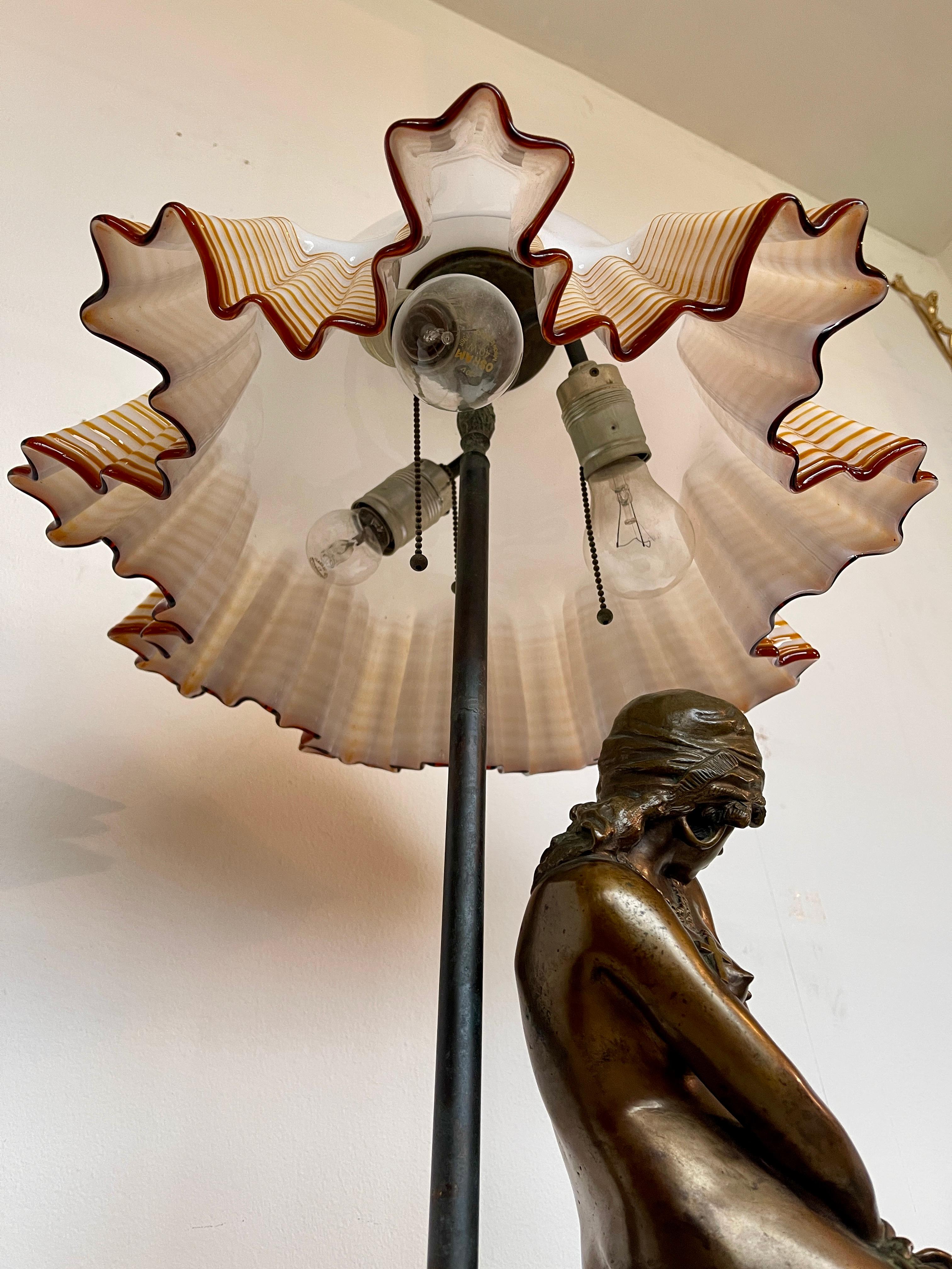 Lampe figurative en bronze et verre de Murano Art nouveau 20e siècle en vente 2