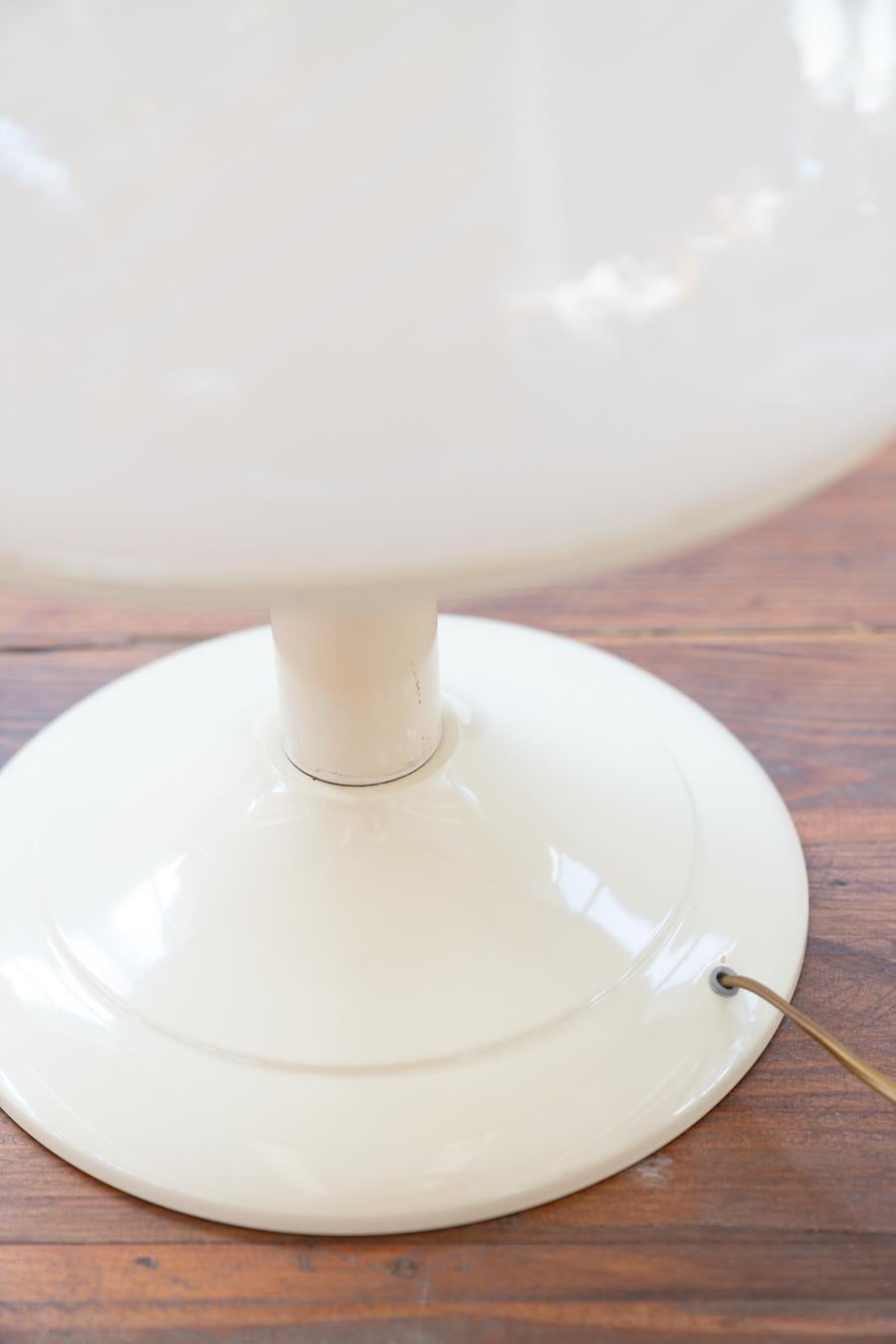 Steinhauer Atomic Vintage lampe champignon
Merveilleuse pièce de spaceage, lampe champignon vintage années 	années 70 par la prestigieuse Steinhauer, fonctionnelle dans son design 	intemporel
Créateur : Steinheuer
Matériau
Aluminium, verre de