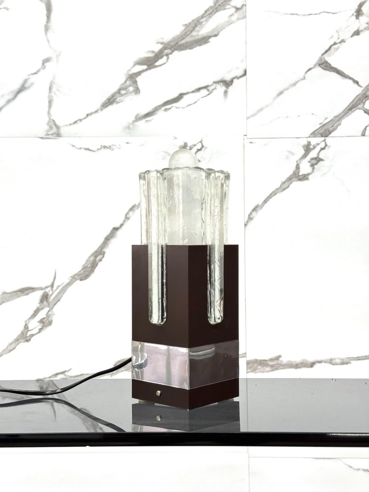 Lampada Gaetano Sciolari Per Stilkronen In Metallo E Vetro Design 1970.

Struttura in metallo color marrone e acciaio, diffusori in vetro.

L’articolo è in ottime condizioni conservative, non vi è alcun difetto estetico o strutturale da segnalare,