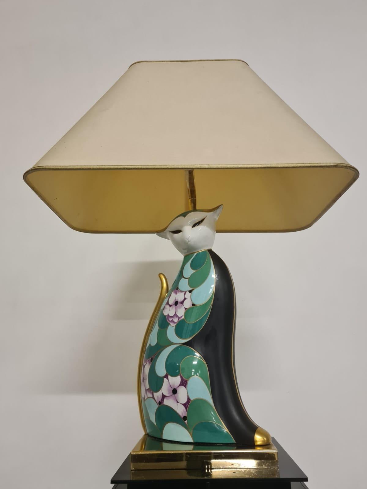 Lampada Gatto Le Porcellane.

Elegante Lampada prodotta da le Porcellane Firenze.

Questa grande lampada a un compro centrale composto da un raffinato gatto realizzato in fine porcellana e dipinto a mano con smalti e oro zecchino.

Presente il