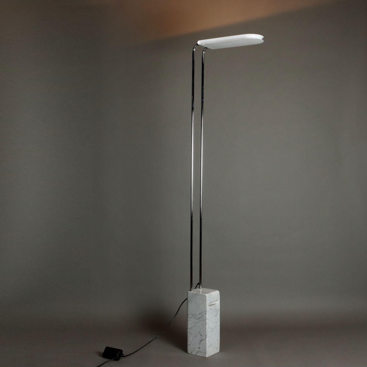 Lampada da terra a luce riflessa, con base in marmo, doppio stelo in metallo e diffusore in alluminio laccato bianco. Buone condizioni 