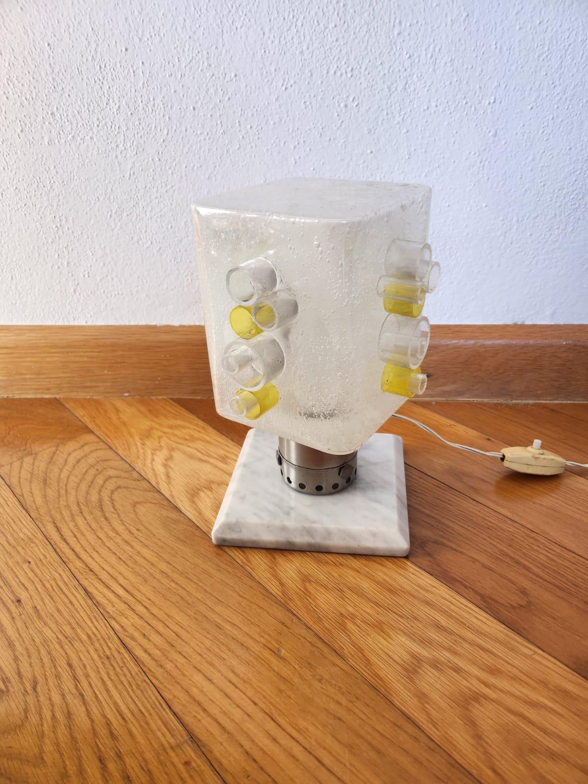 Preciosa lámpara Globula diseñada por Albano Poli para Poliarte
Estilo de la Era Espacial  en vidrio, aluminio y mármol