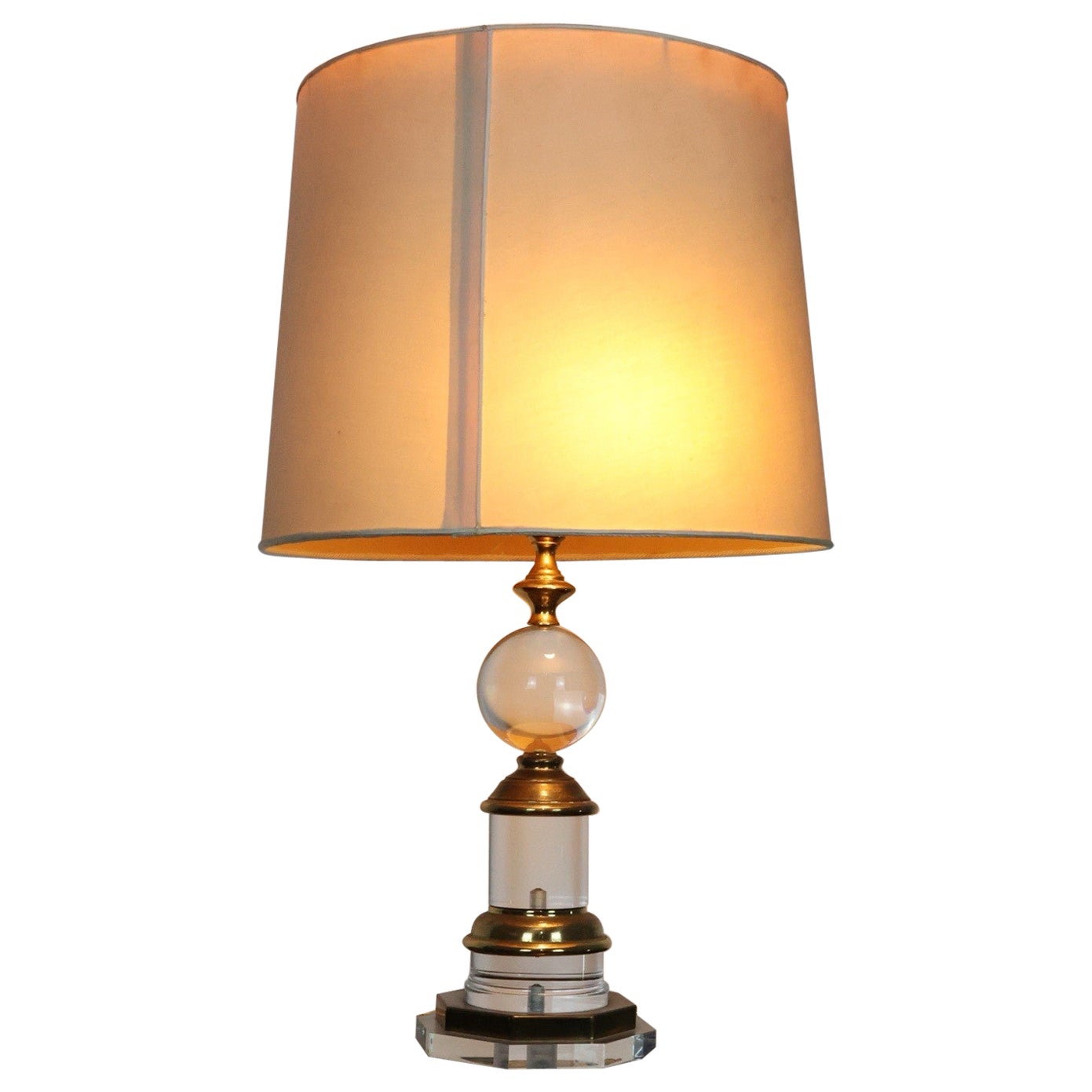 Lámpara Hollywood Regency En Acrílico Y Latón Diseño Años 70 Antigüedades Modernas en venta