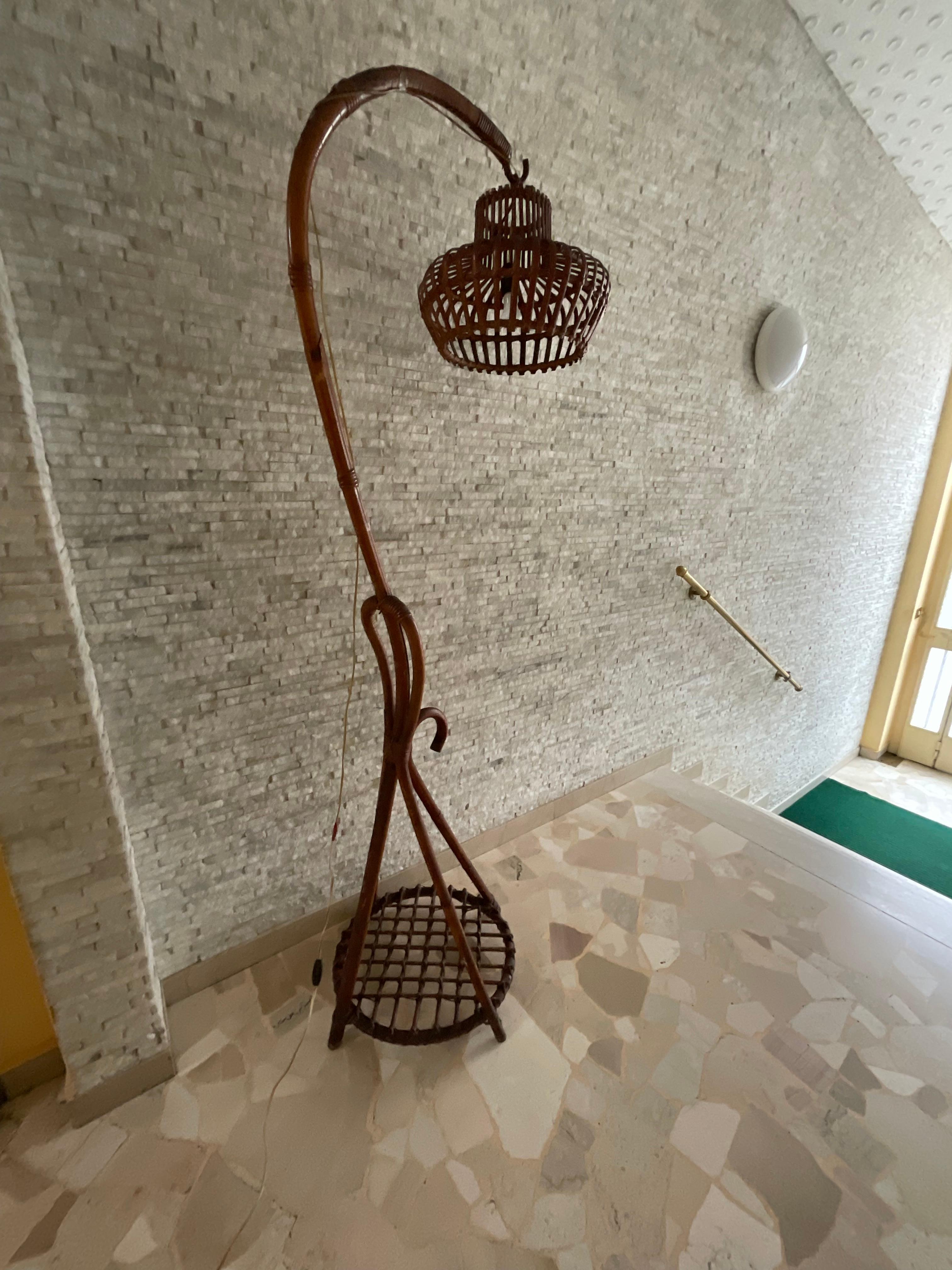 Grande lampada originale anni 60/70, fatta a mano in bamboo e vimini ,in ottimo stato di conservazione.
Una linea particolare ideale per arredare e illuminare una serra, un giardino d’inverno o un salotto particolare e moderno arredato con mobili di
