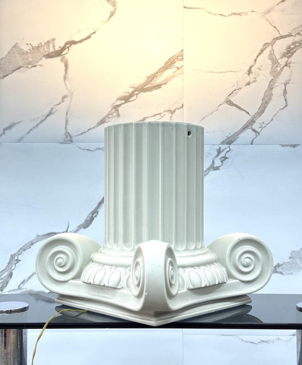 Questa lampada in ceramica, con la sua forma che richiama l’eleganza di un capitello greco, è un omaggio al mondo classico reinterpretato in chiave contemporanea. Il design sinuoso e dettagliato, che riprende gli elementi architettonici tipici