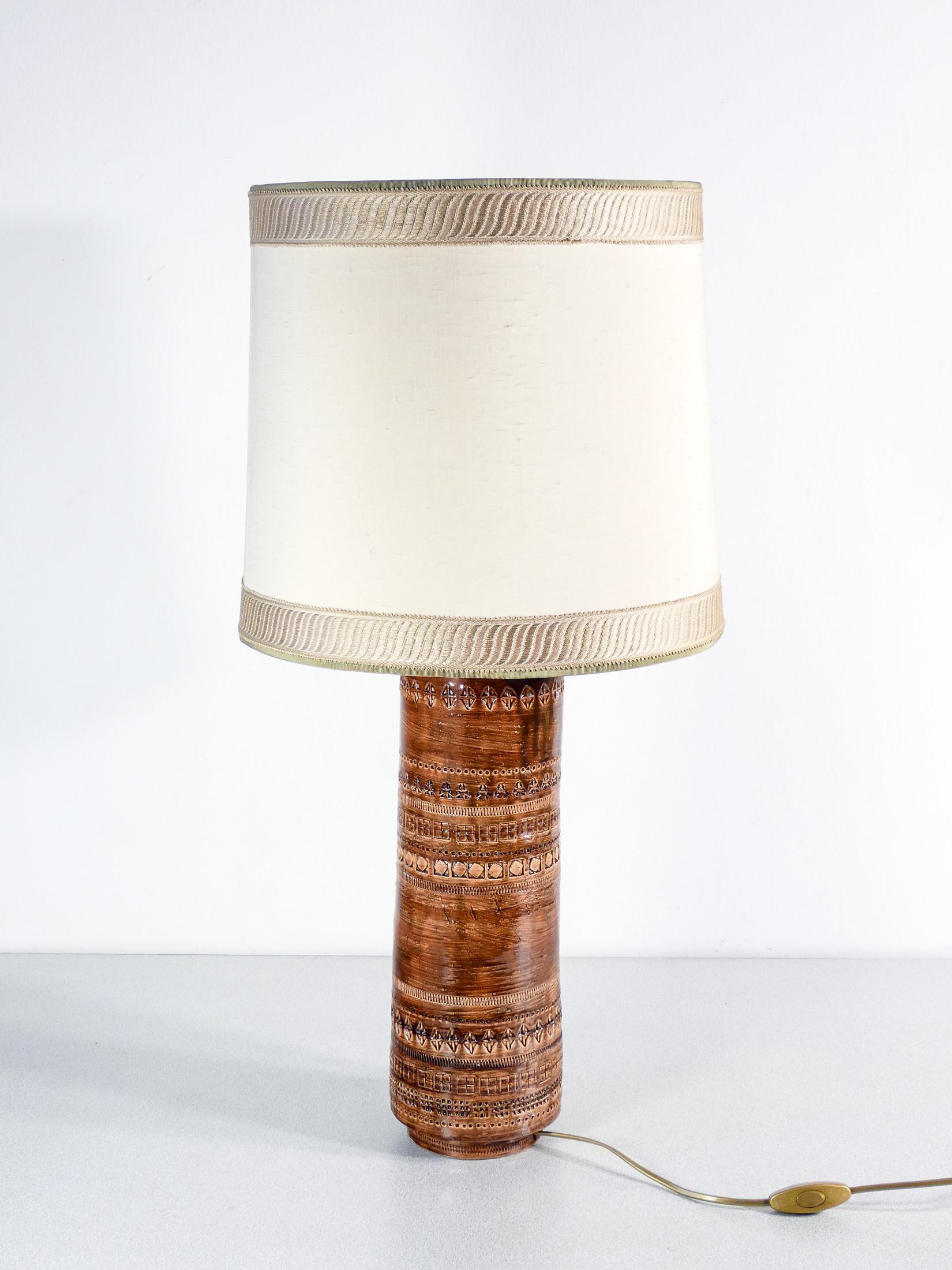 Lampe en céramique
émaillé, design
par Aldo LONDI
pour Bitossi,
série Sahara.

ORIGINE
Italie

PÉRIODE
Années 50/60

AUTEUR
Aldo LONDI
Né à Montelupo Fiorentino en 1911, il a commencé à travailler très jeune dans une usine de céramique locale. Après