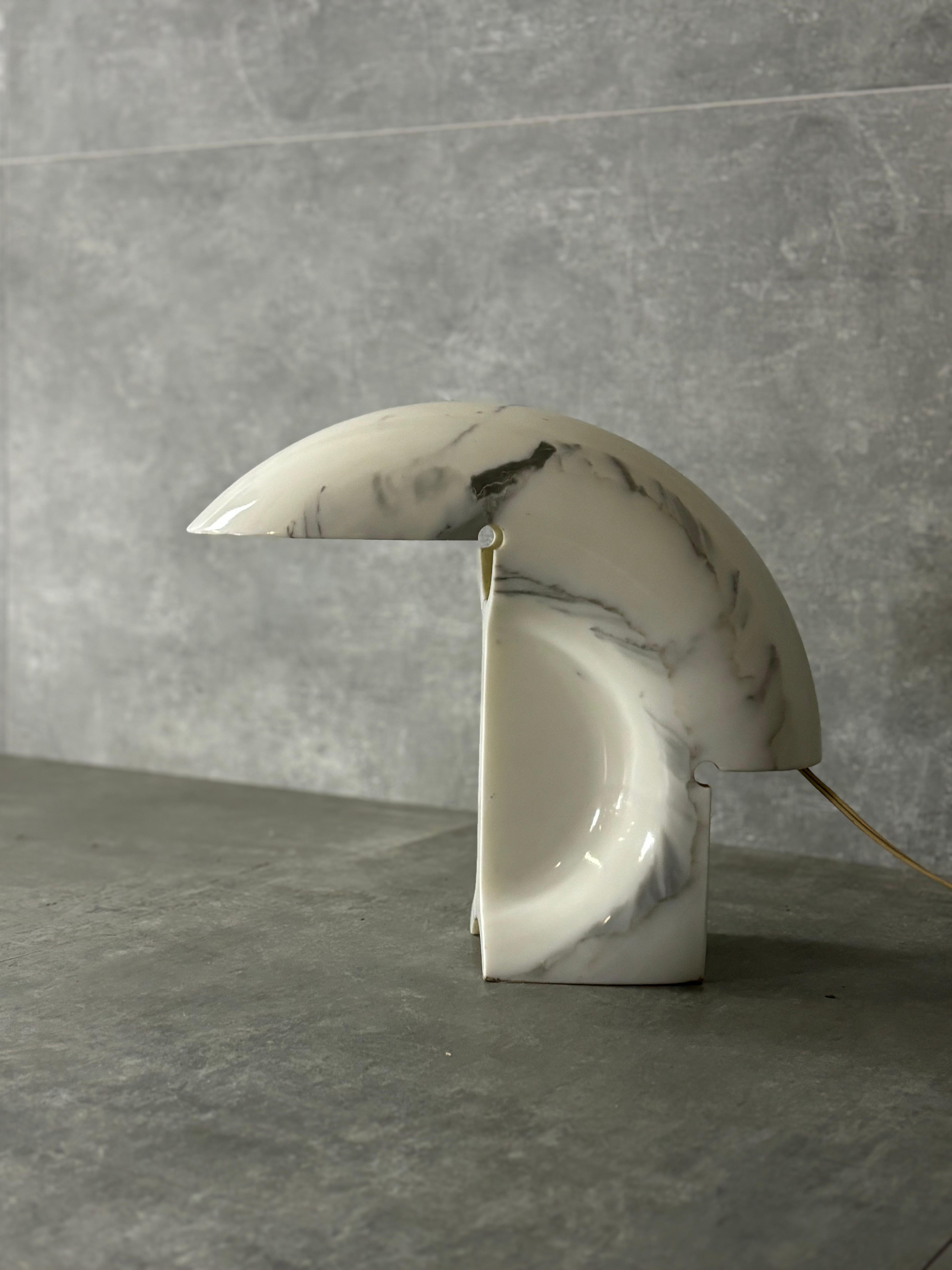 Lampe de table en marbre ''Biagio'' de Afra & Tobia Scarpa et fabriquée par Flos dans les années 60.