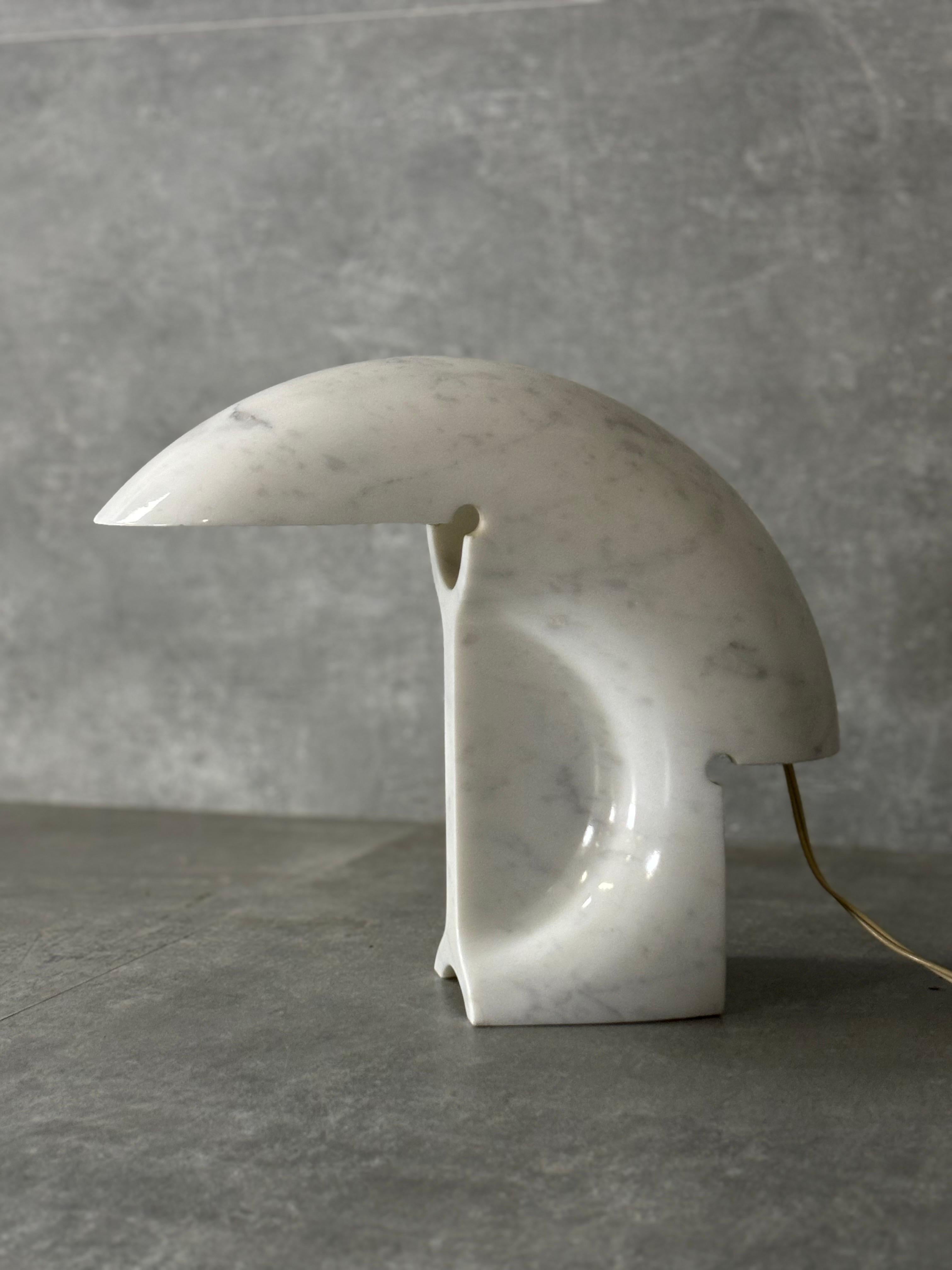 Marmortischlampe ''Biagio'' von Afra & Tobia Scarpa, die in den 60er Jahren von Flos hergestellt wurde.
