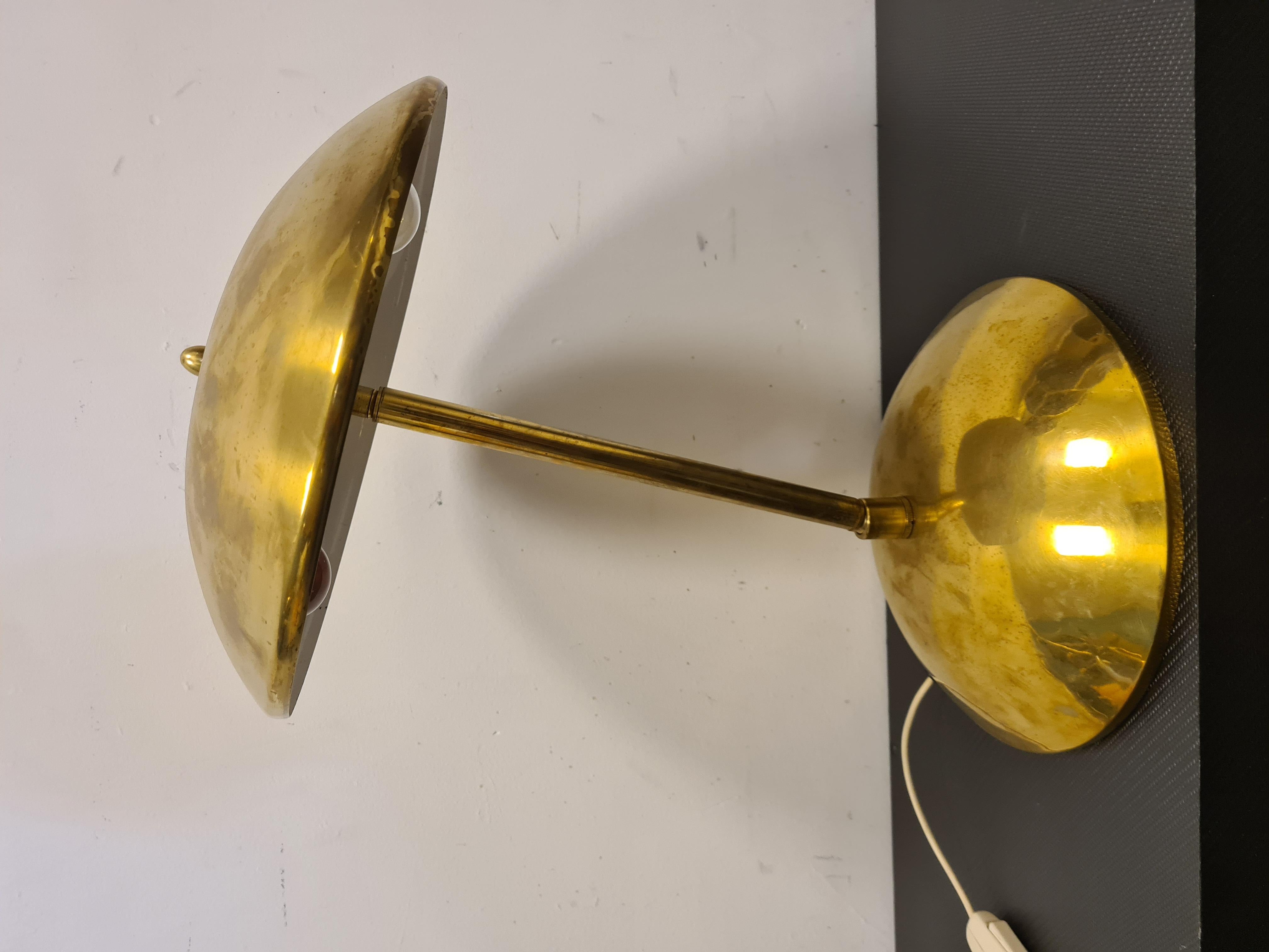 Brass swivel desk lamp.

Lamp with adjustable base and shade made entirely of brass.

Ideal for sprucing up your desk or as a bedside lamp.

Probable 1960s production, the lamp is in excellent state of preservation don only some slight signs of