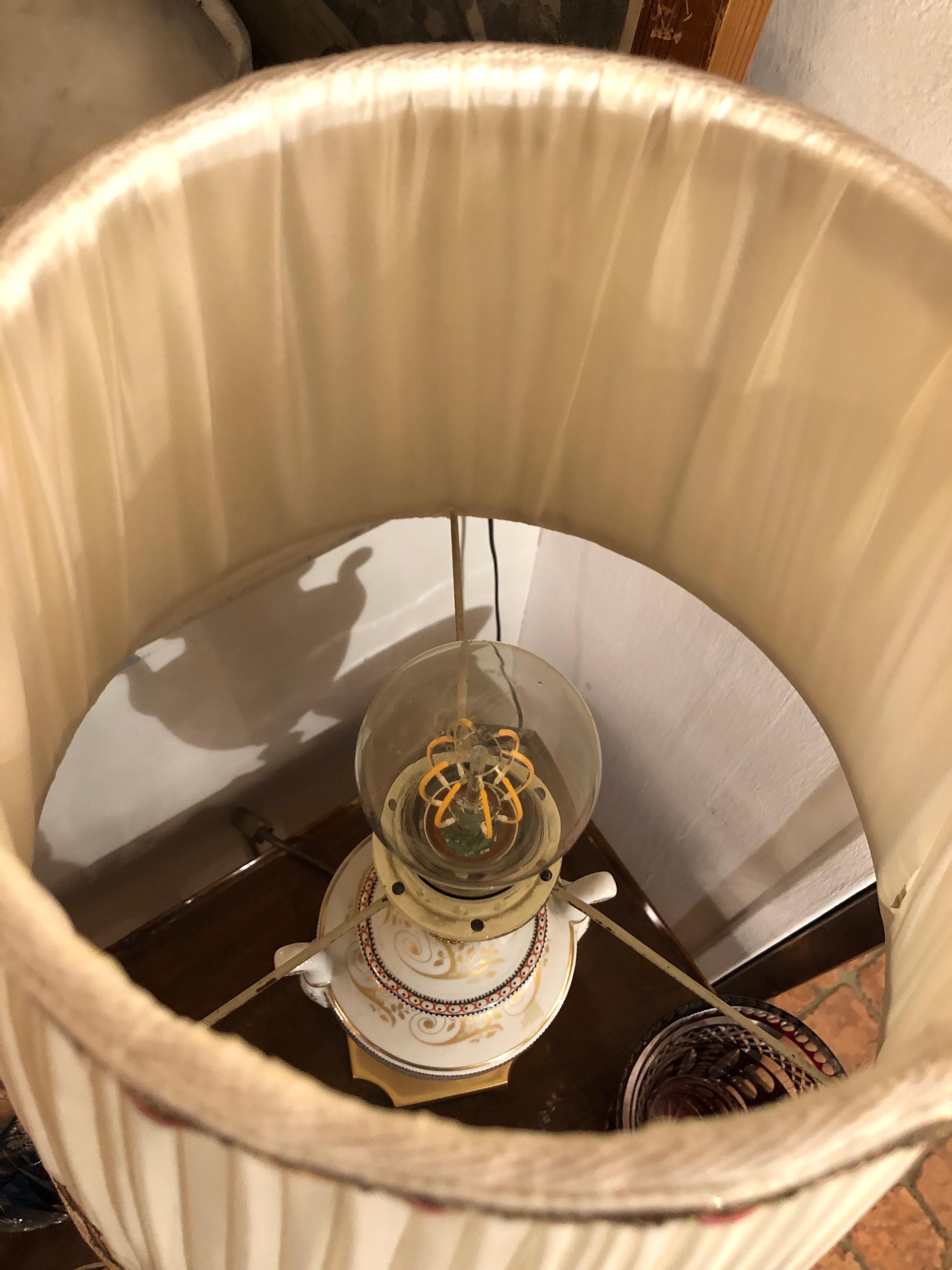 Lampada in Porcellana Dipinta a Mano e Ormolu di Mangani Firenze Anni Settanta For Sale 3
