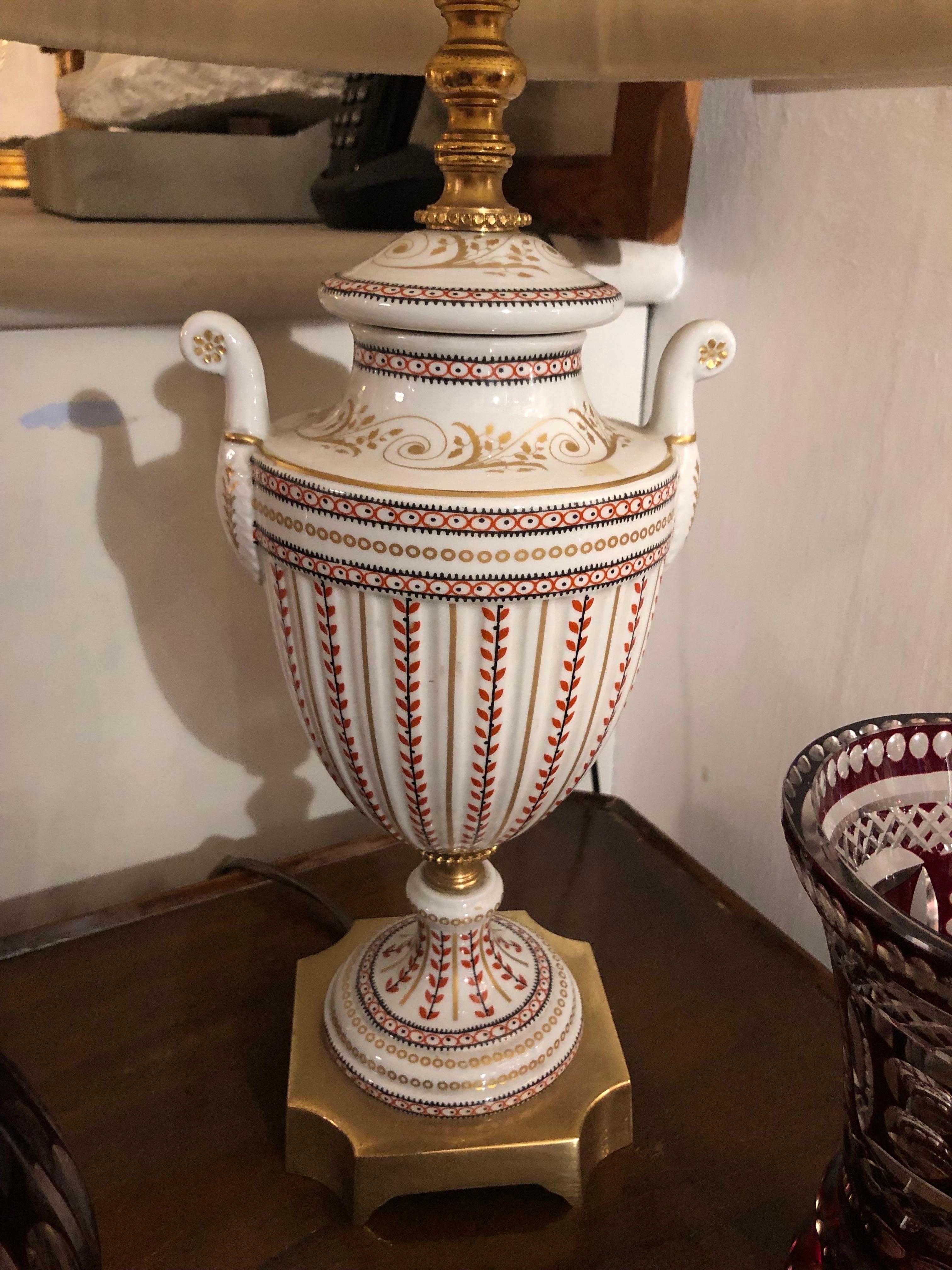 Lampada in Porcellana Dipinta a Mano e Ormolu di Mangani Firenze Anni Settanta For Sale 4