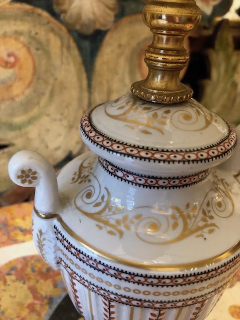 Hand-Painted Lampada in Porcellana Dipinta a Mano e Ormolu di Mangani Firenze Anni Settanta For Sale