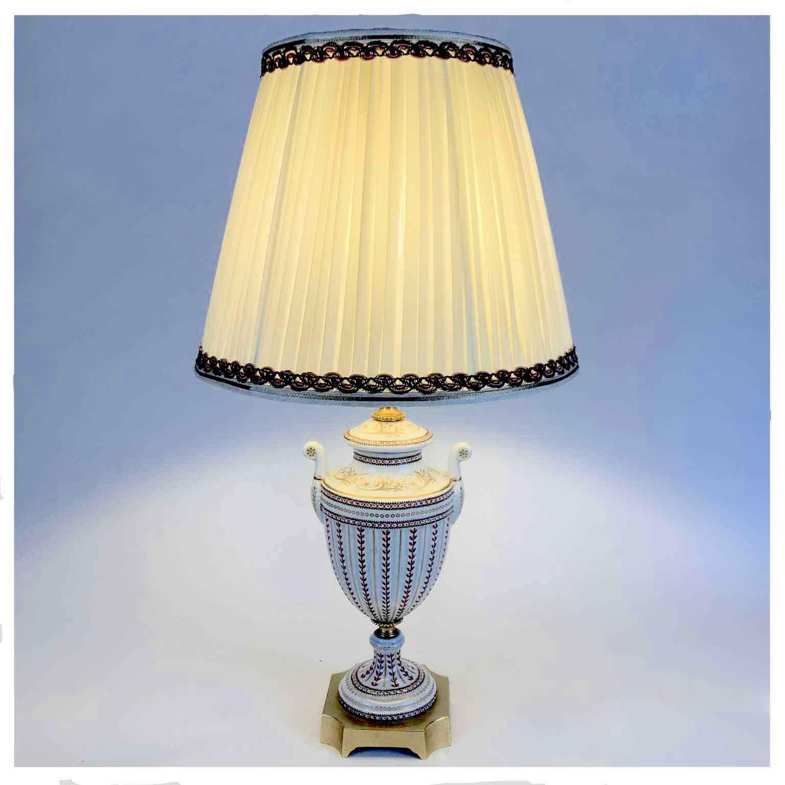 Italian Lampada in Porcellana Dipinta a Mano e Ormolu di Mangani Firenze Anni Settanta For Sale