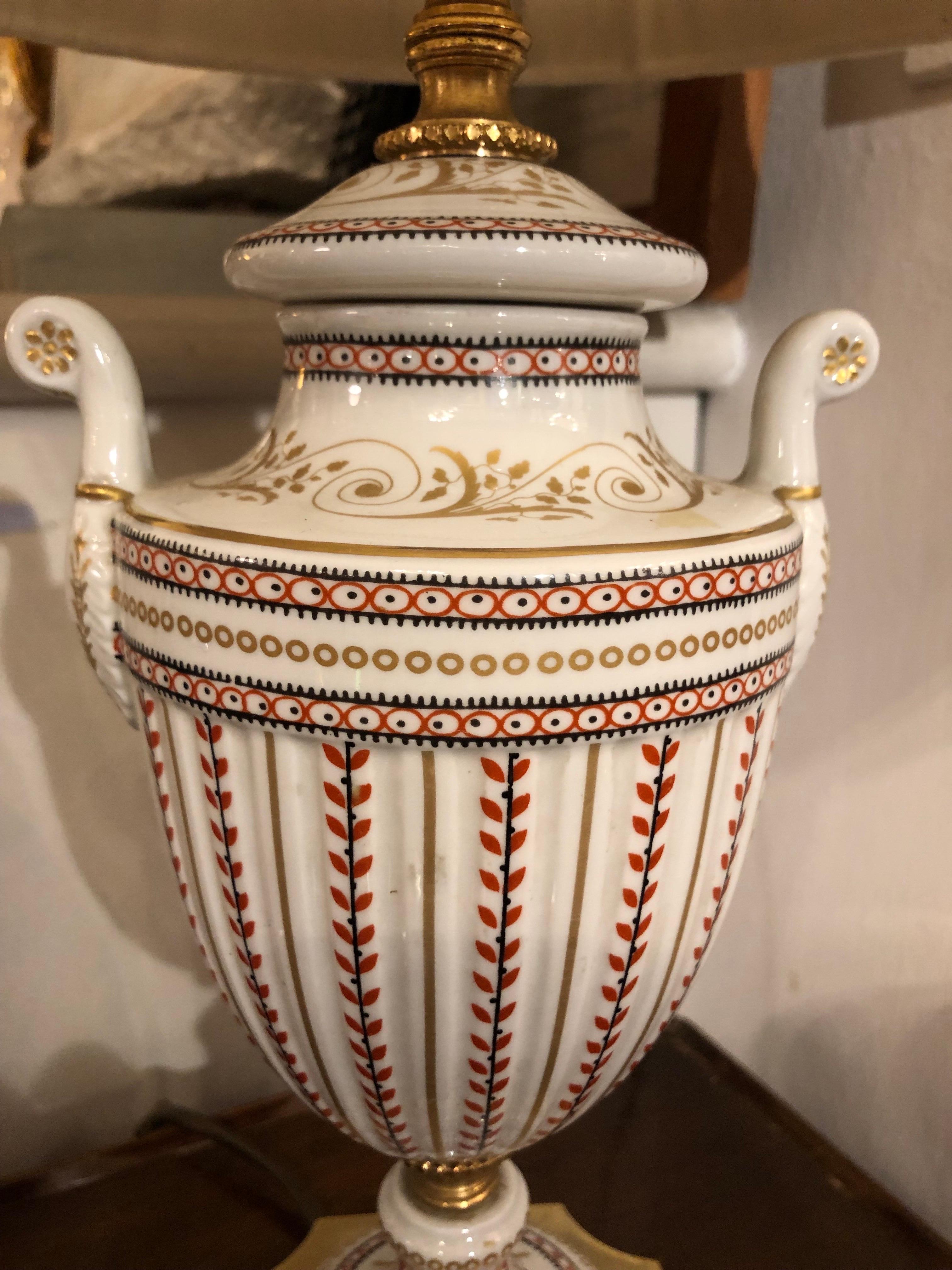 Lampada in Porcellana Dipinta a Mano e Ormolu di Mangani Firenze Anni Settanta For Sale 1