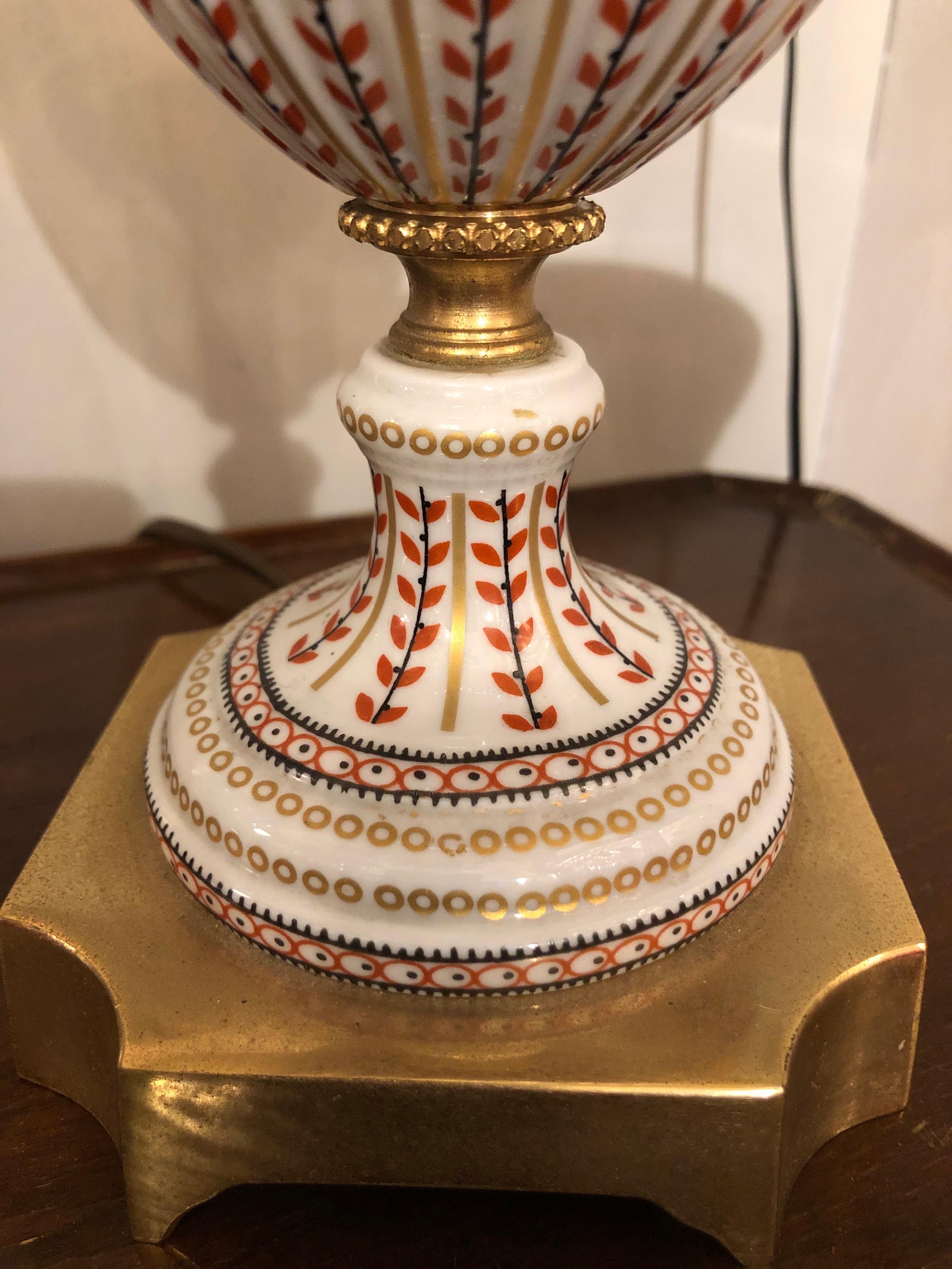 Lampada in Porcellana Dipinta a Mano e Ormolu di Mangani Firenze Anni Settanta For Sale 2
