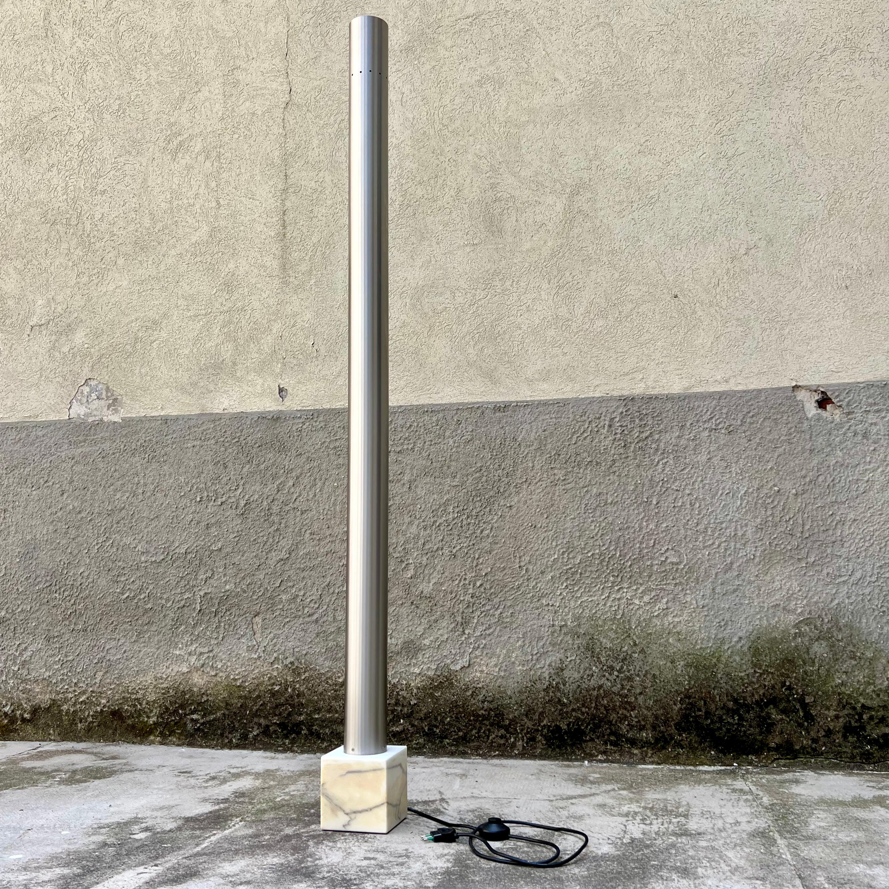 lampada da terra vintage, lampada anni ’70 marmo acciaio, design italiano attribuito, scultura luminosa minimalista, attribuita a Sottsass, Arredoluce scuola, rarità non pubblicata, modernariato da collezione Italian floor lamp, 1970s marble lamp,