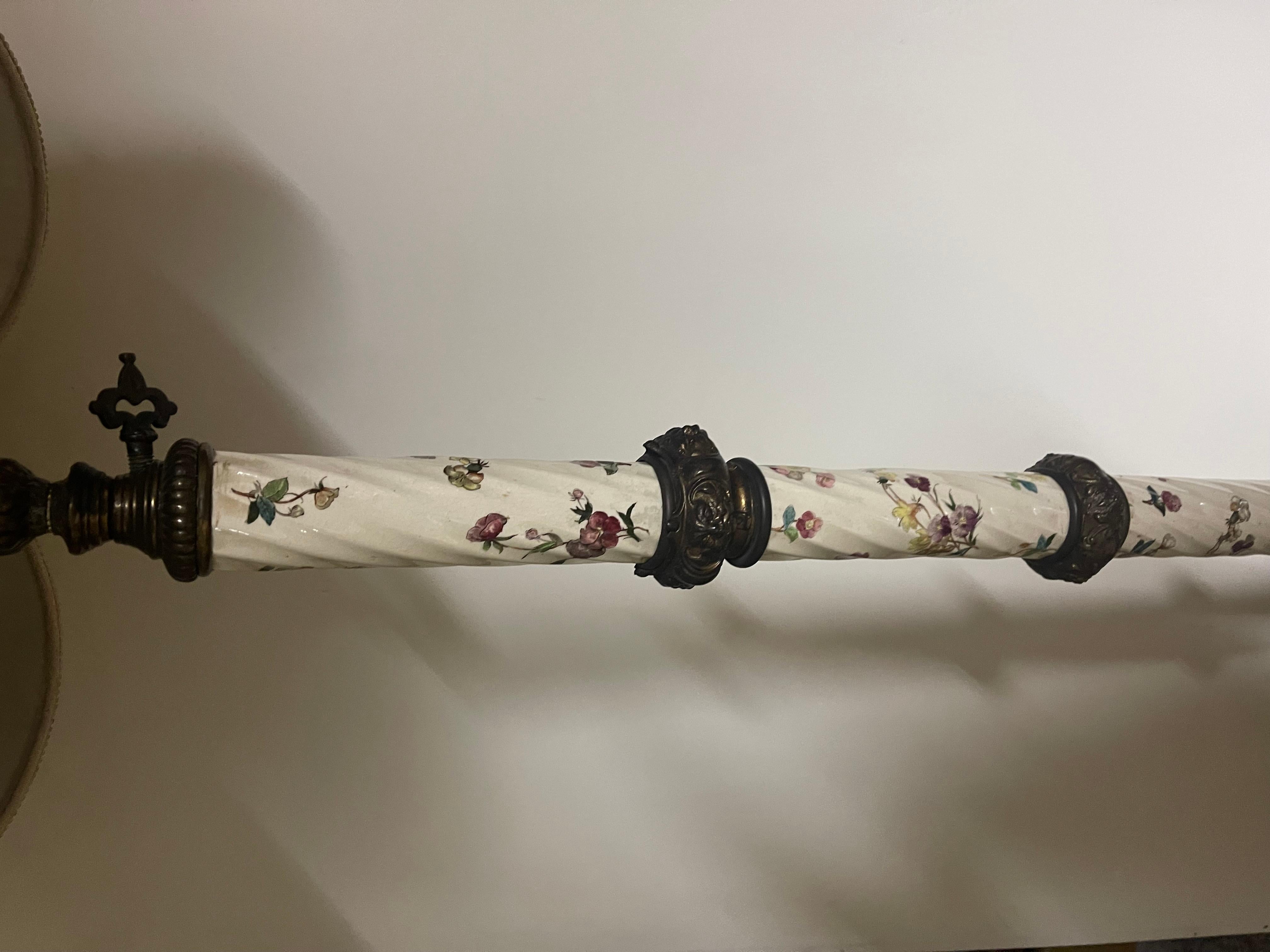 Vittoriano Lampada italiana da terra in bronzo e ceramica con decorazioni floreali sec. XIX in vendita