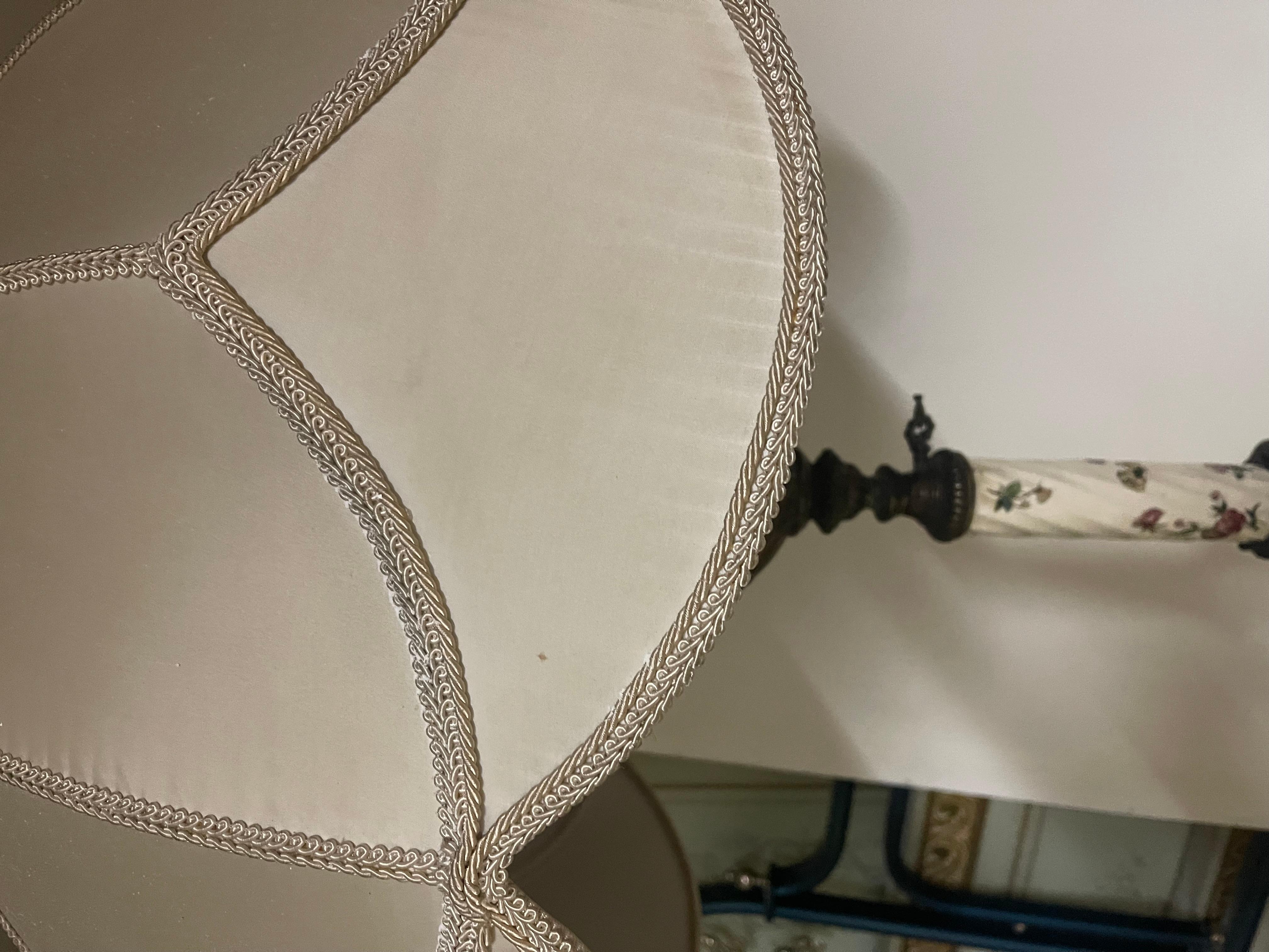 Italian Lampada italiana da terra in bronzo e ceramica con decorazioni floreali sec. XIX in vendita
