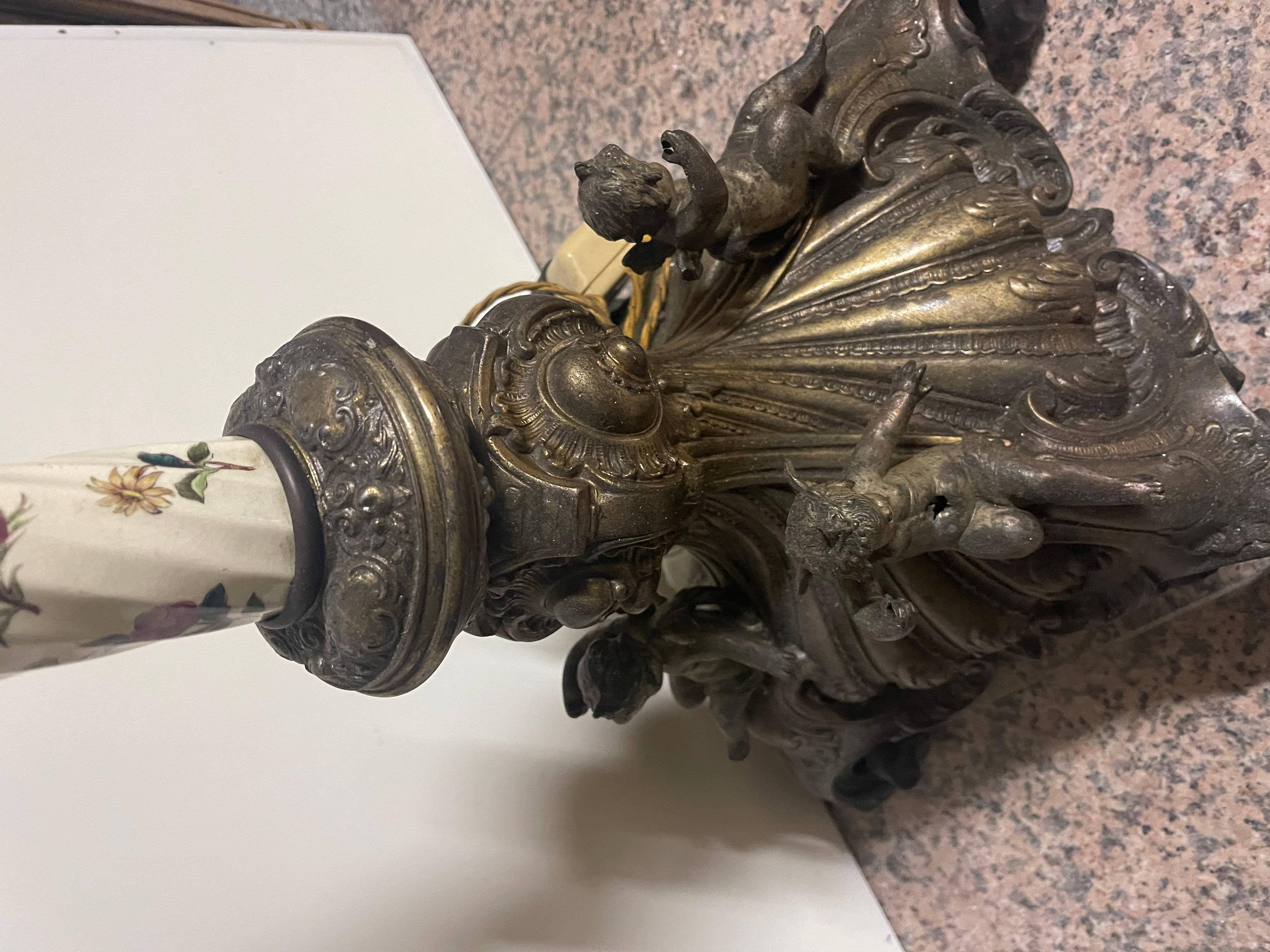 Fatto a mano Lampada italiana da terra in bronzo e ceramica con decorazioni floreali sec. XIX in vendita