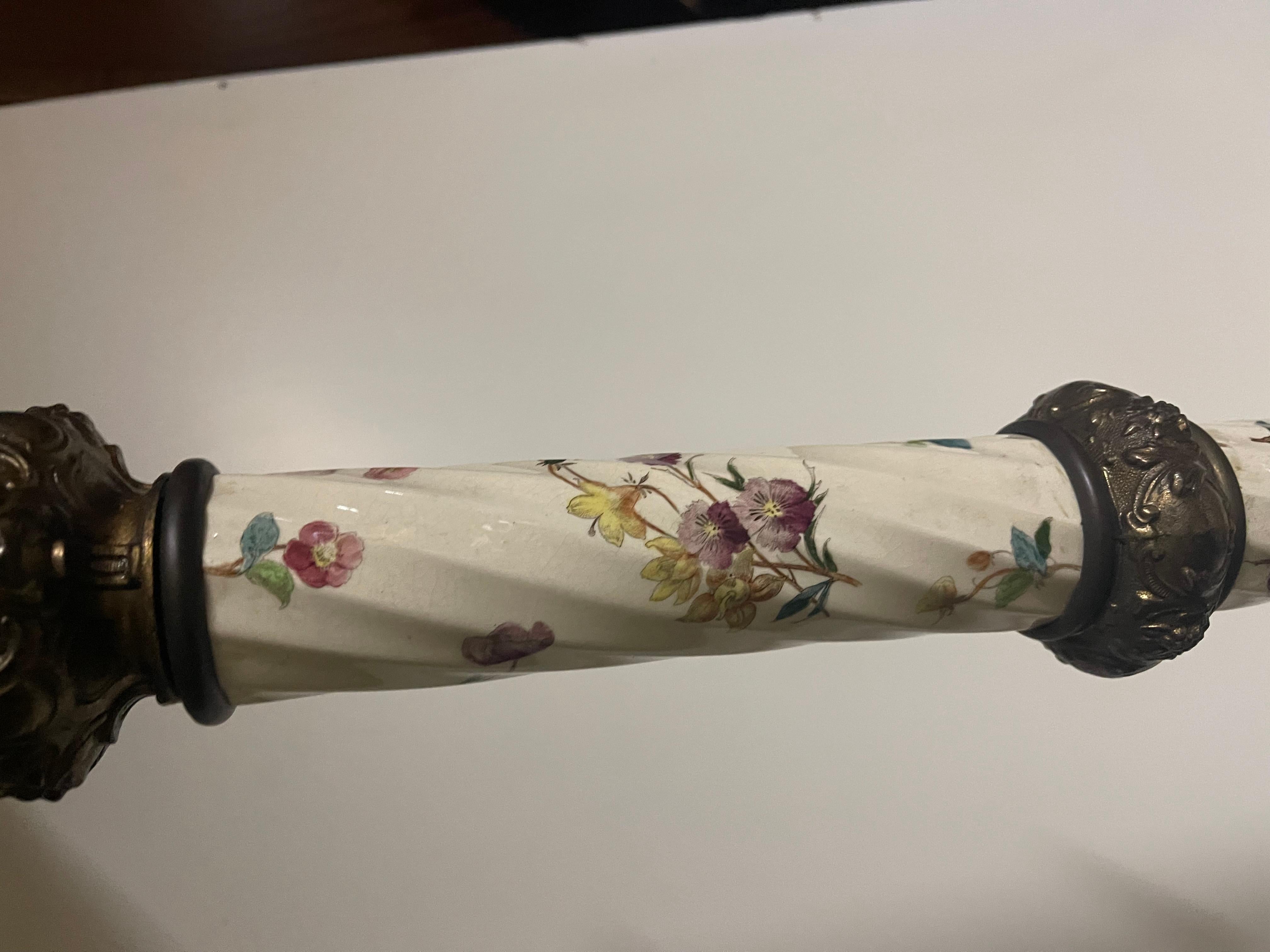 Lampada italiana da terra in bronzo e ceramica con decorazioni floreali sec. XIX In condizioni buone in vendita a Cantù, IT