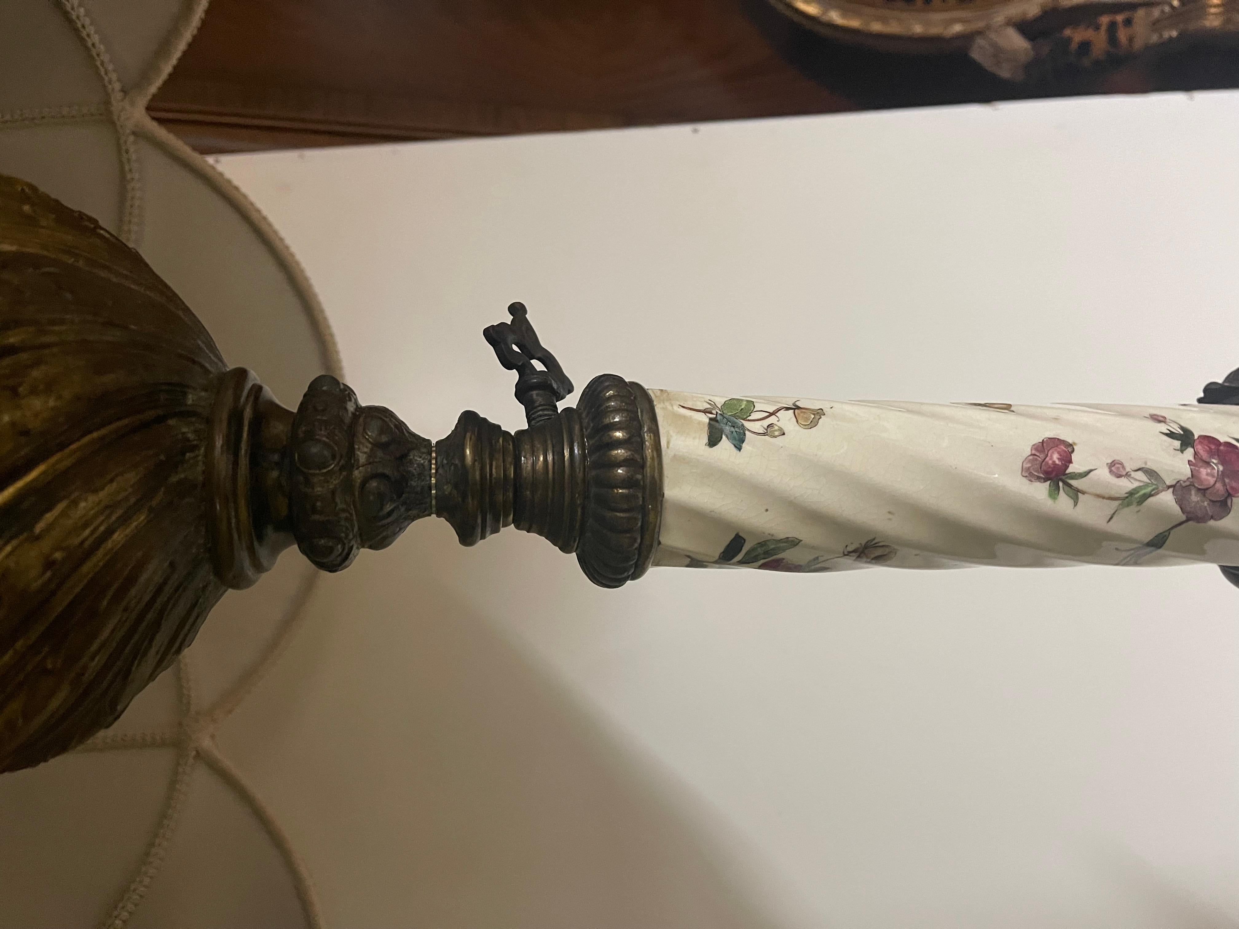 19th Century Lampada italiana da terra in bronzo e ceramica con decorazioni floreali sec. XIX in vendita