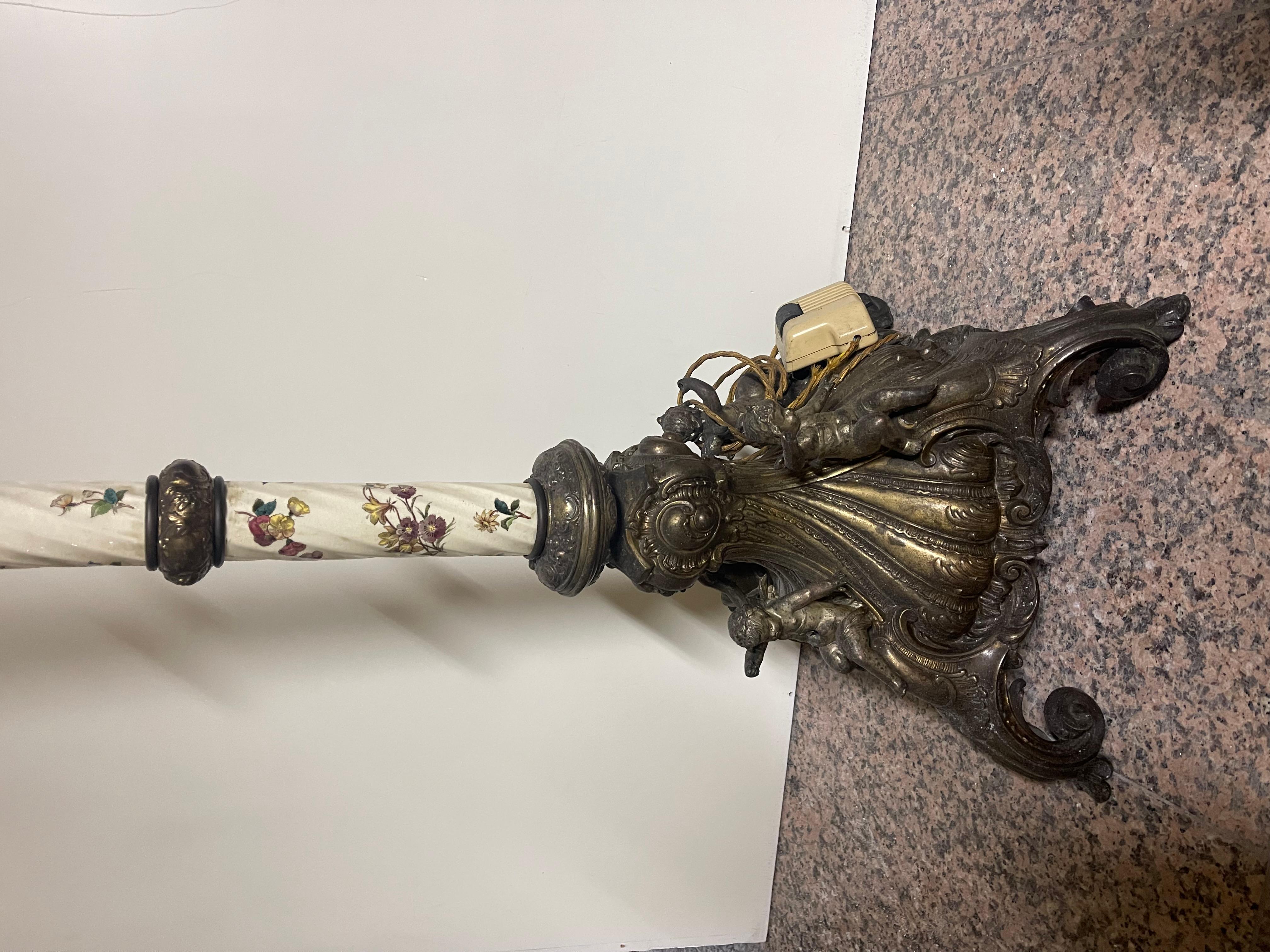 Lampada italiana da terra in bronzo e ceramica con decorazioni floreali sec. XIX in vendita 2
