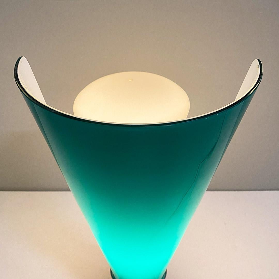 Moderne italienische Tischlampe mit grünem und weißem Glas, um 1980. im Angebot 5