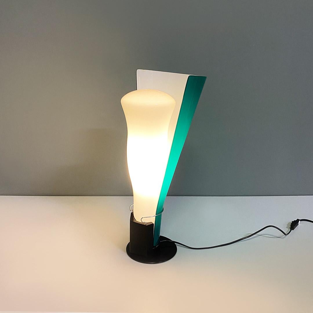 Modern Italian table lamp with green and white glass, c. 1980. In Good Condition For Sale In MIlano, IT