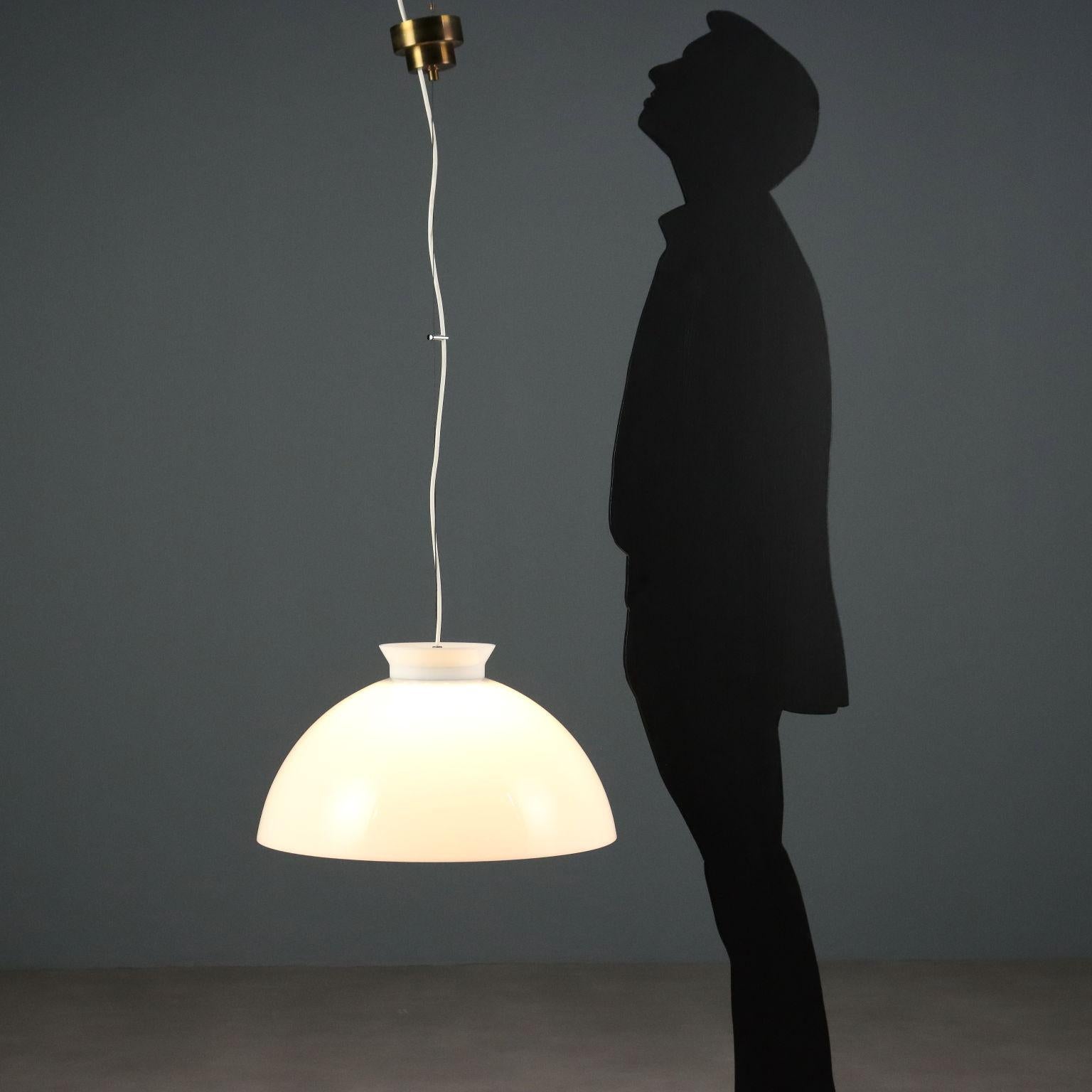 Lampada a sospensione con coppa e diffusore in metacrilato bianco.