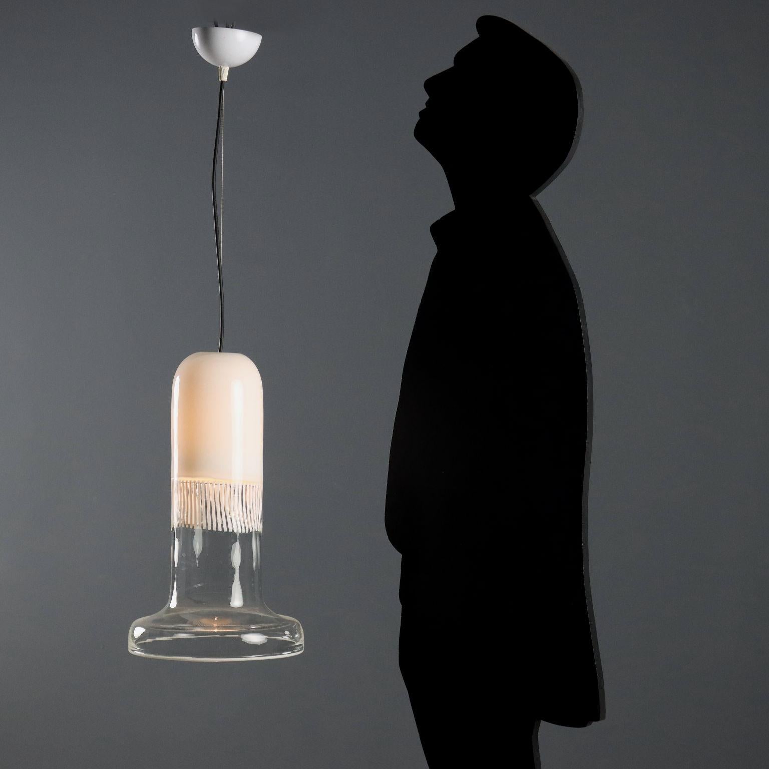 Lampada a soffitto vintage in vetro lavorato trasparente e lattimo. Presenta 1 attacco E27.