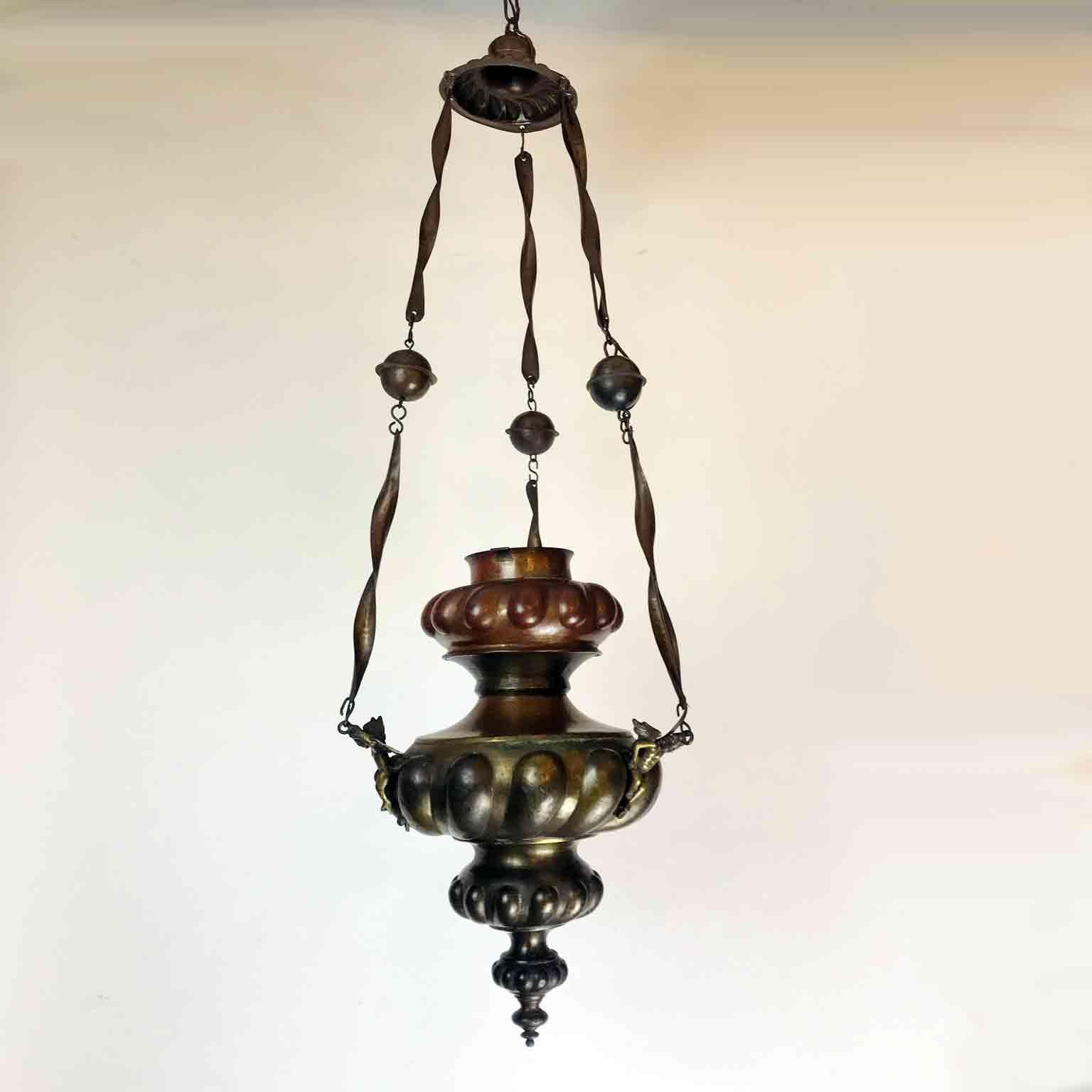 Lampada Liturgica Lanterna Italiana Tonda in Rame Sbalzato con Putti 1880 circa For Sale 5