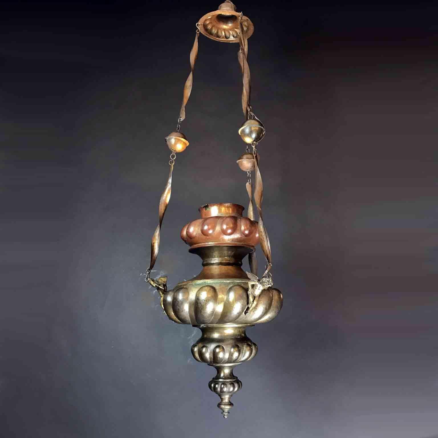 Lampada Liturgica Lanterna Italiana Tonda in Rame Sbalzato con Putti 1880 circa In Good Condition For Sale In Milan, IT