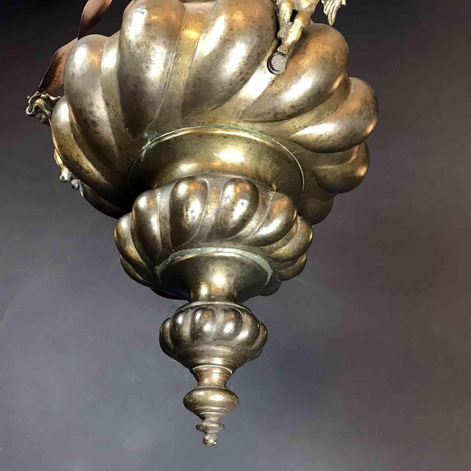 19th Century Lampada Liturgica Lanterna Italiana Tonda in Rame Sbalzato con Putti 1880 circa For Sale