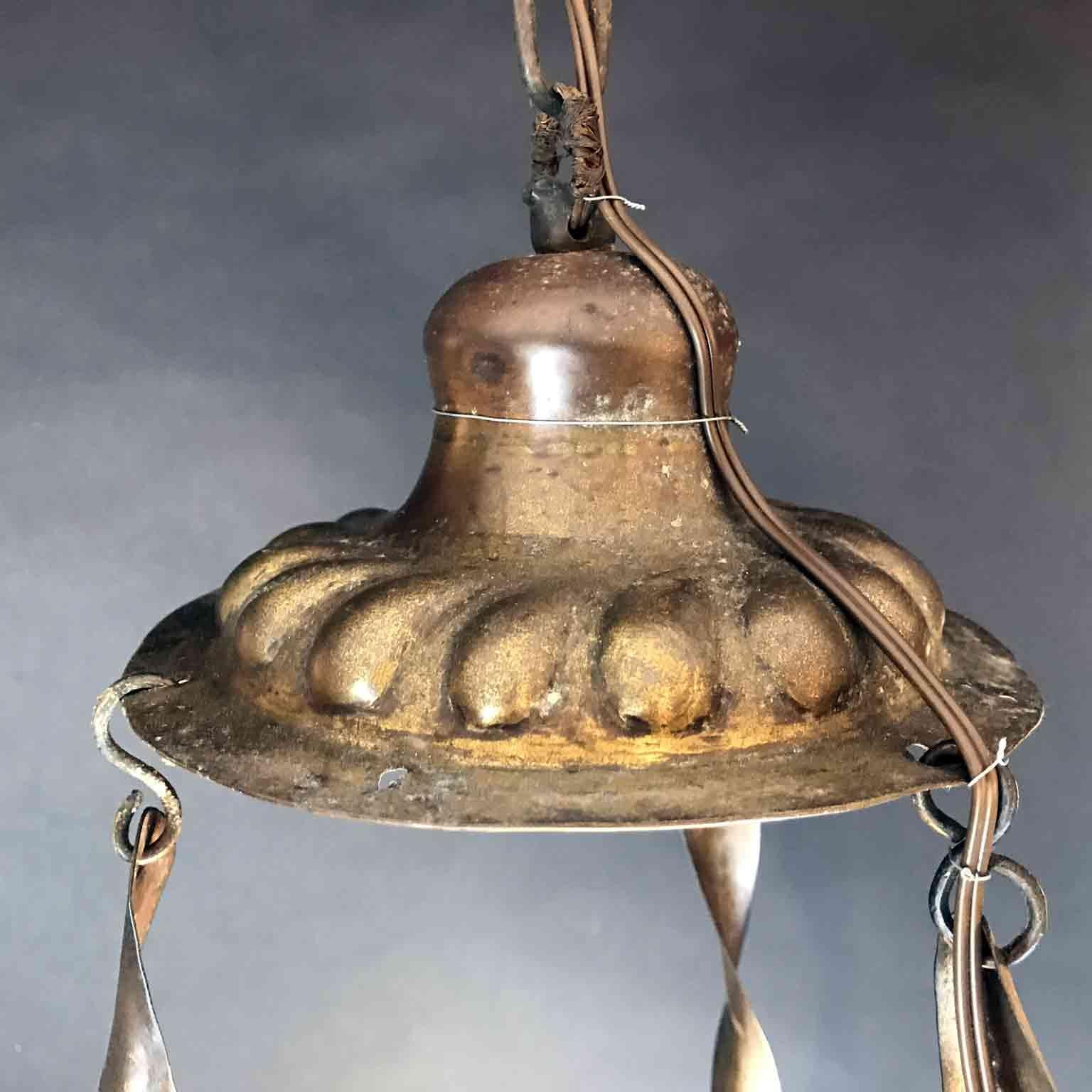 Lampada Liturgica Lanterna Italiana Tonda in Rame Sbalzato con Putti 1880 circa For Sale 1