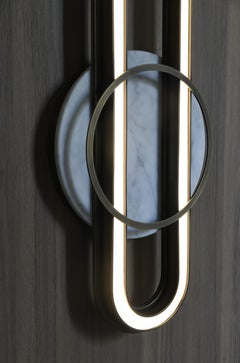 Lampada Loop grande in ottone galvanizzato e marmo Bianco Carrara di Dalmoto