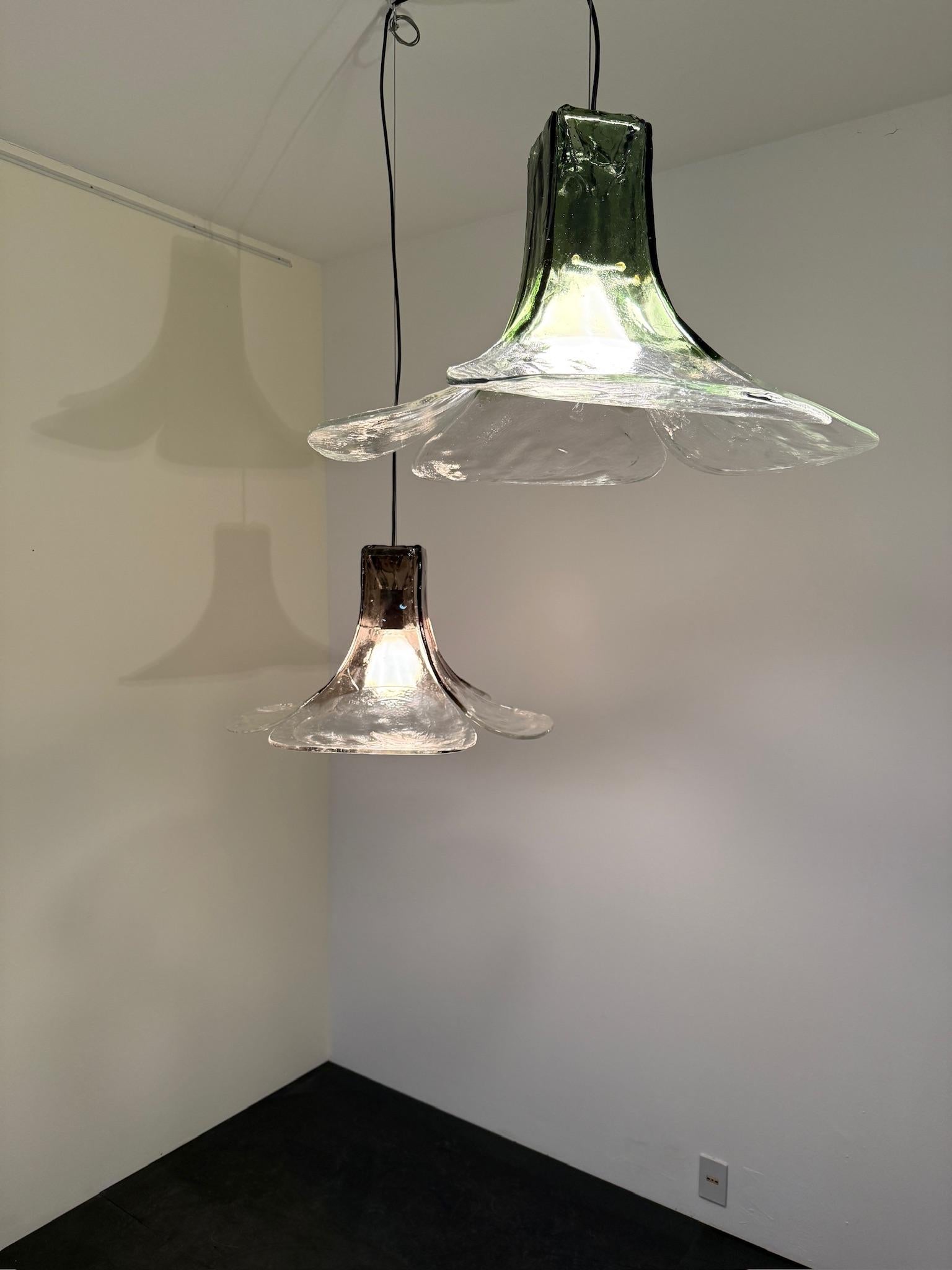 Lampada a sospensione LS 185 a forma di fiore con petali in vetro di Murano a piastra color verde, design di Carlo Nason per A.V. Mazzega. Italia, anno 1970 ca. Disponibile anche in altro colore.