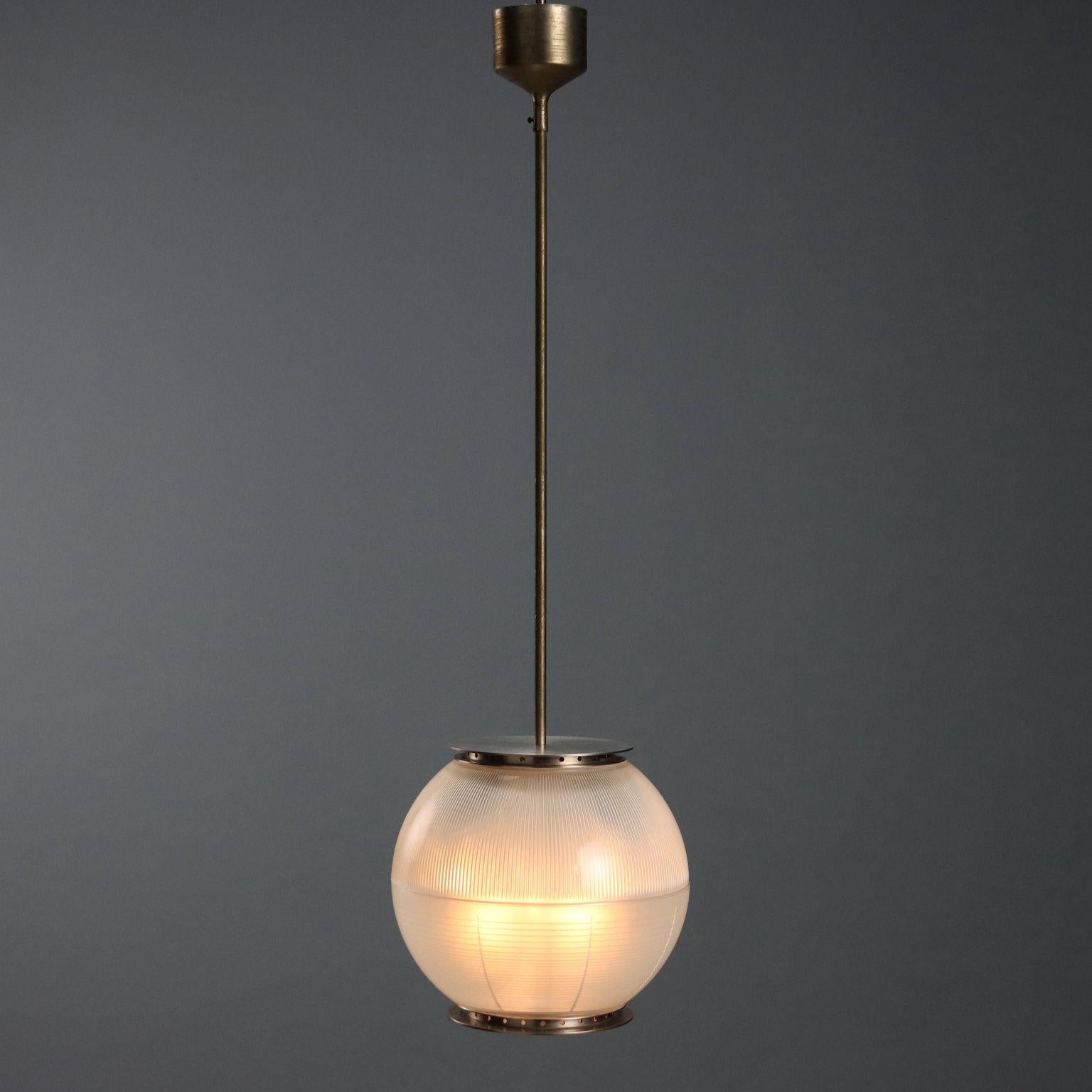 Elegante lampada a sospensione con struttura in ottone, diffusore a doppia coppa in vetro stampato rigato. 