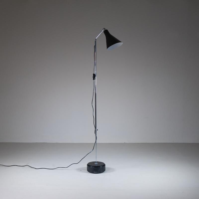 Lampada LTE3, disegnata da Ignazio Gardella per Azucena nel 1960Realizzata con una struttura in metallo e un paralume  snodato in alluminio verniciato, la Lampada LTE3 offre una luce diffusa e avvolgente, ideale per creare un’atmosfera raffinata in