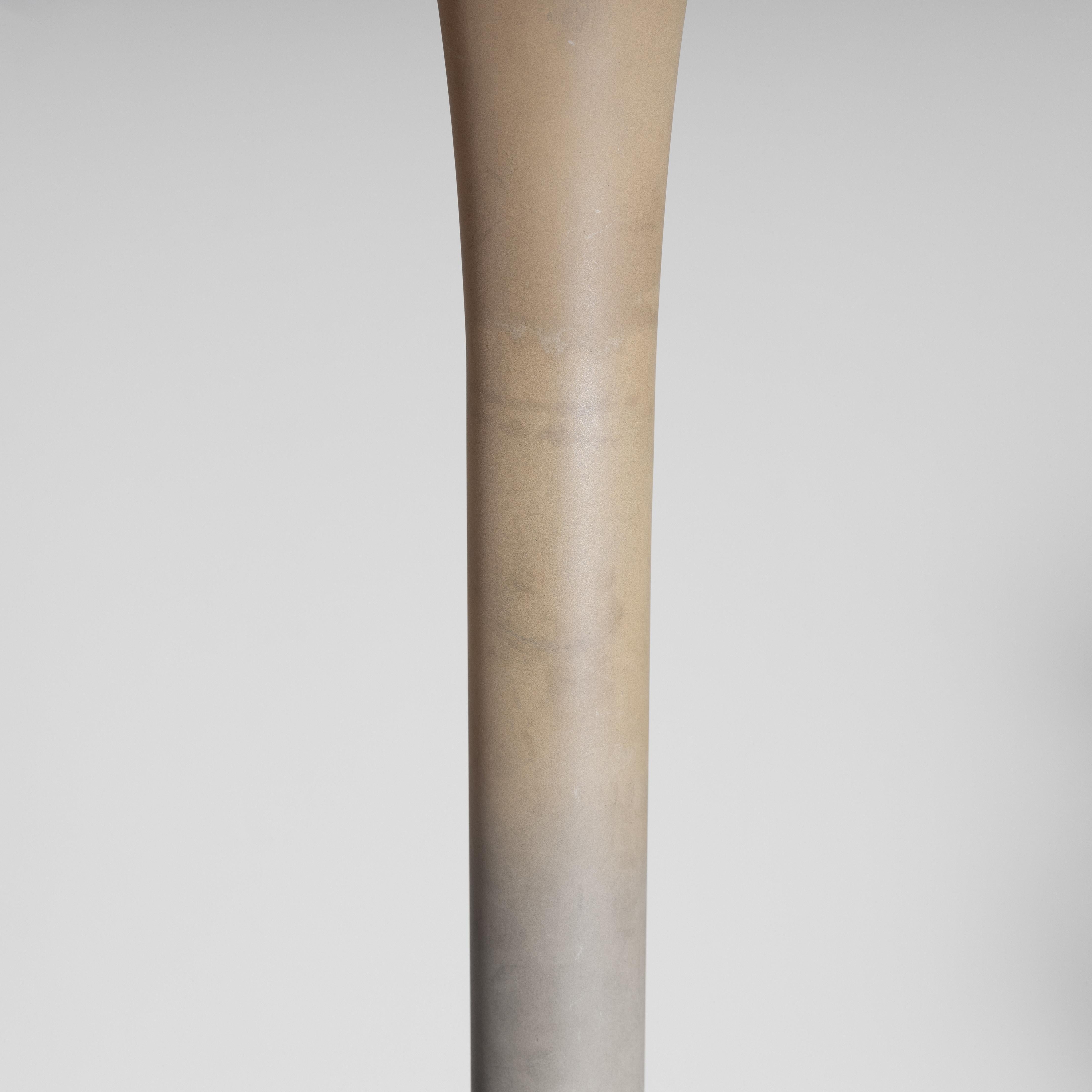 Lampe Luminator, créée par Pietro Chiesa pour FontanaArte. Le luminateur est composé d'une fine tige métallique qui s'ouvre comme un cône et à l'intérieur de laquelle se trouve la source lumineuse.