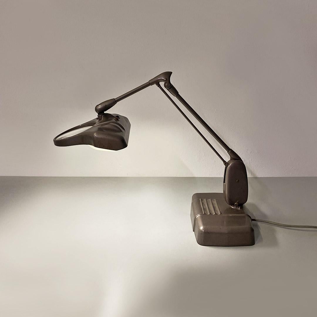 Lampe de table de laboratoire, d'origine américaine, modèle M-270, avec loupe et bras pivotant divisé en deux parties par une articulation nécessaire pour positionner le diffuseur avec lentille, où se trouvent deux boutons pour l'allumer et