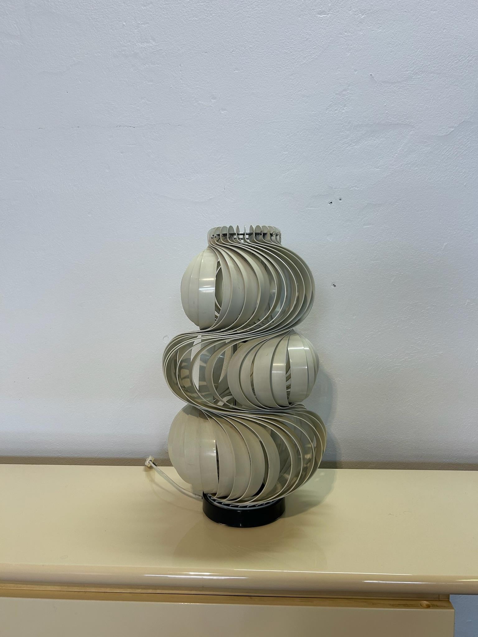 Icona del Design Italiano

Aggiungi un pezzo iconico del design italiano alla tua collezione con la Lampada Medusa Prima Edizione, progettata da Olaf Von Bohr per Valenti nel 1968. Questa lampada, parte della collezione permanente del Design