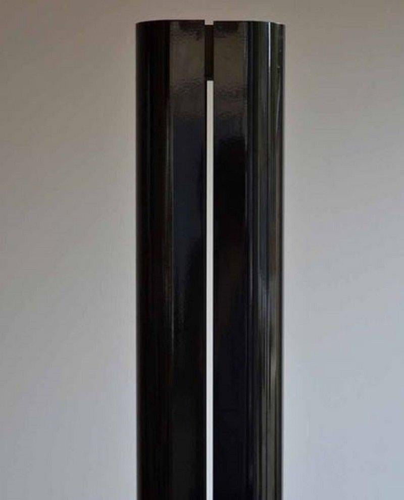 Lampada Megaron disegnata nel 1979 da Gianfranco Frattini per Artemide.
Lampada da terra
Megaron, la lampada da terra, è un vero classico del marchio Artemide, progettato nel 1979 per il famoso designer italiano Gianfranco Frattini.
Ultra-minimale,