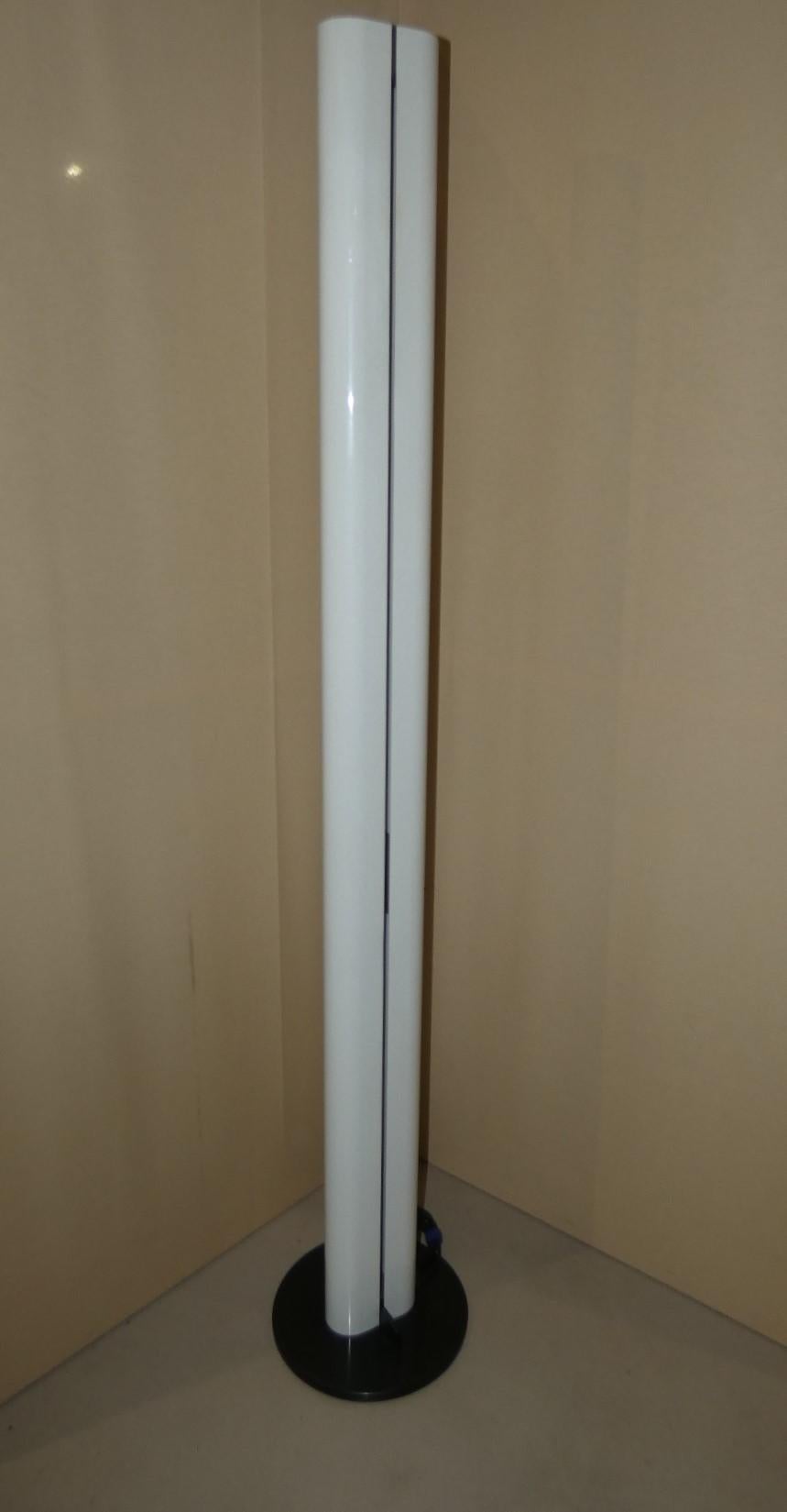 Lampada Megaron disegnata nel 1979 da Gianfranco Frattini per Artemide.
Lampada da terra
‎Megaron, lampada da terra, è un vero classico del marchio Artemide, disegnata nel 1979 per il famoso designer italiano Gianfranco Frattini.
Ultra-minimal, a